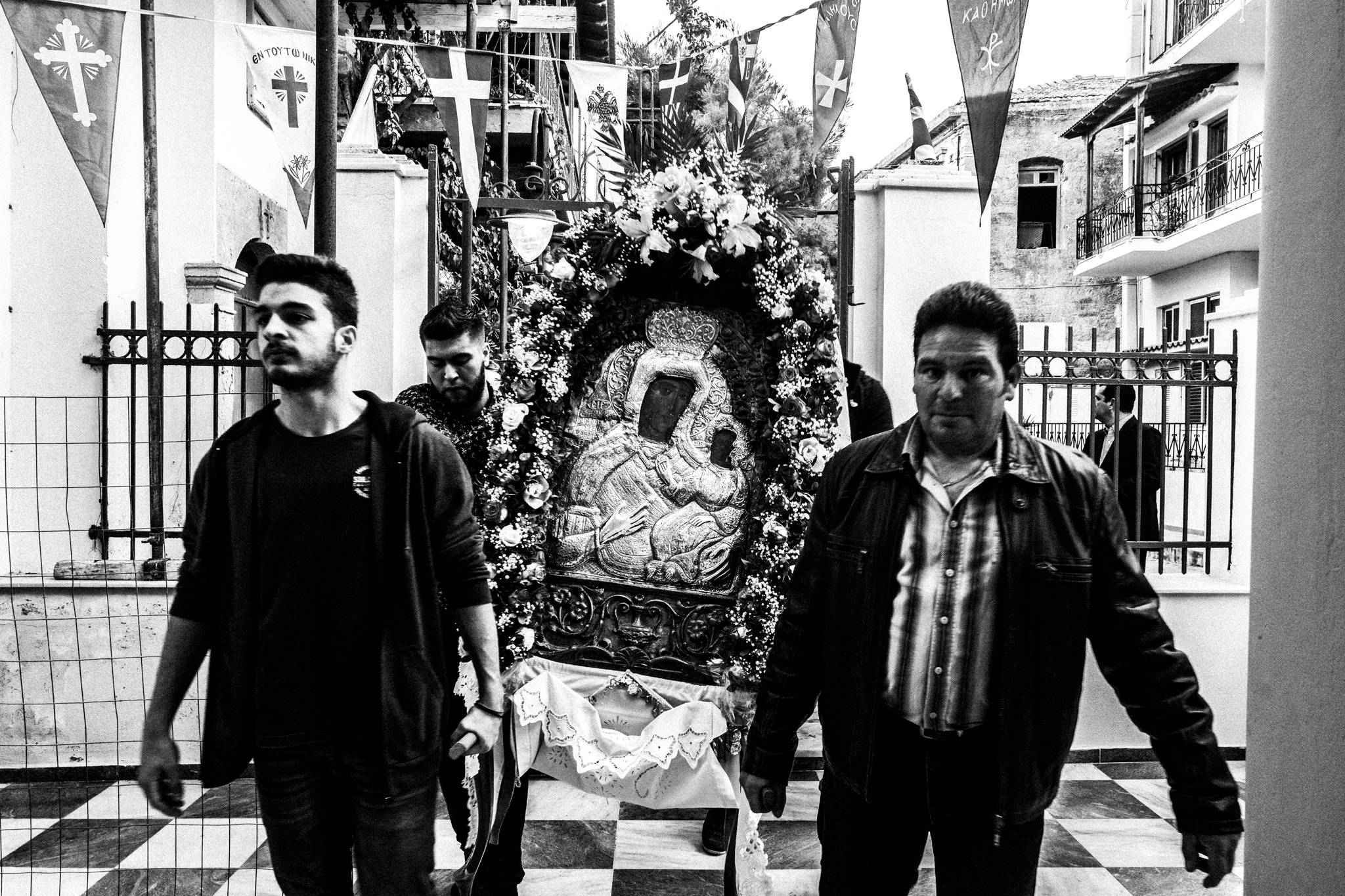 Χίος: Εικαστικό ταξίδι στις πασχαλινές παραδόσεις και τον ρουκετοπόλεμο στον Βροντάδο. Του Γιώργου Τατάκη