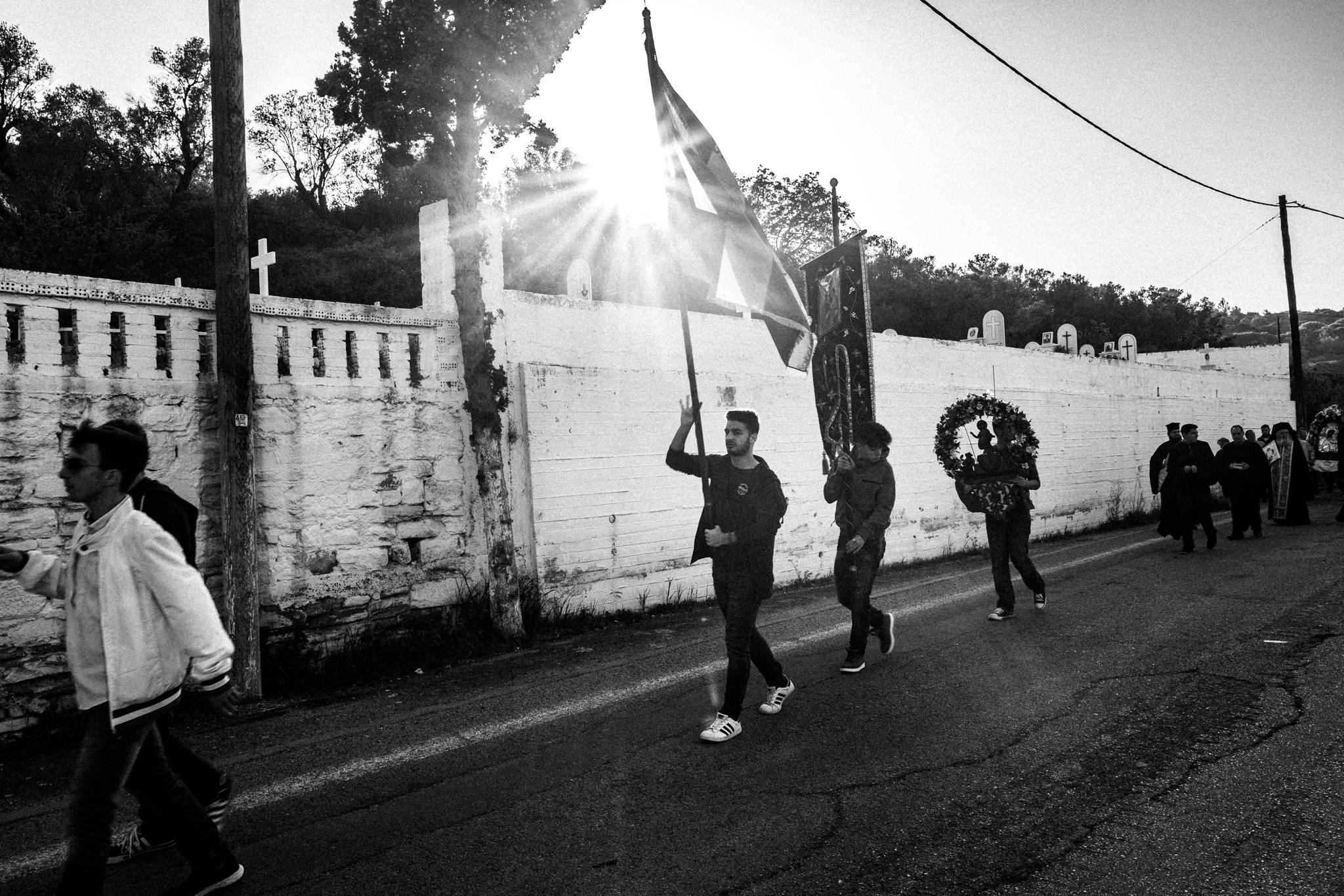 Χίος: Εικαστικό ταξίδι στις πασχαλινές παραδόσεις και τον ρουκετοπόλεμο στον Βροντάδο. Του Γιώργου Τατάκη