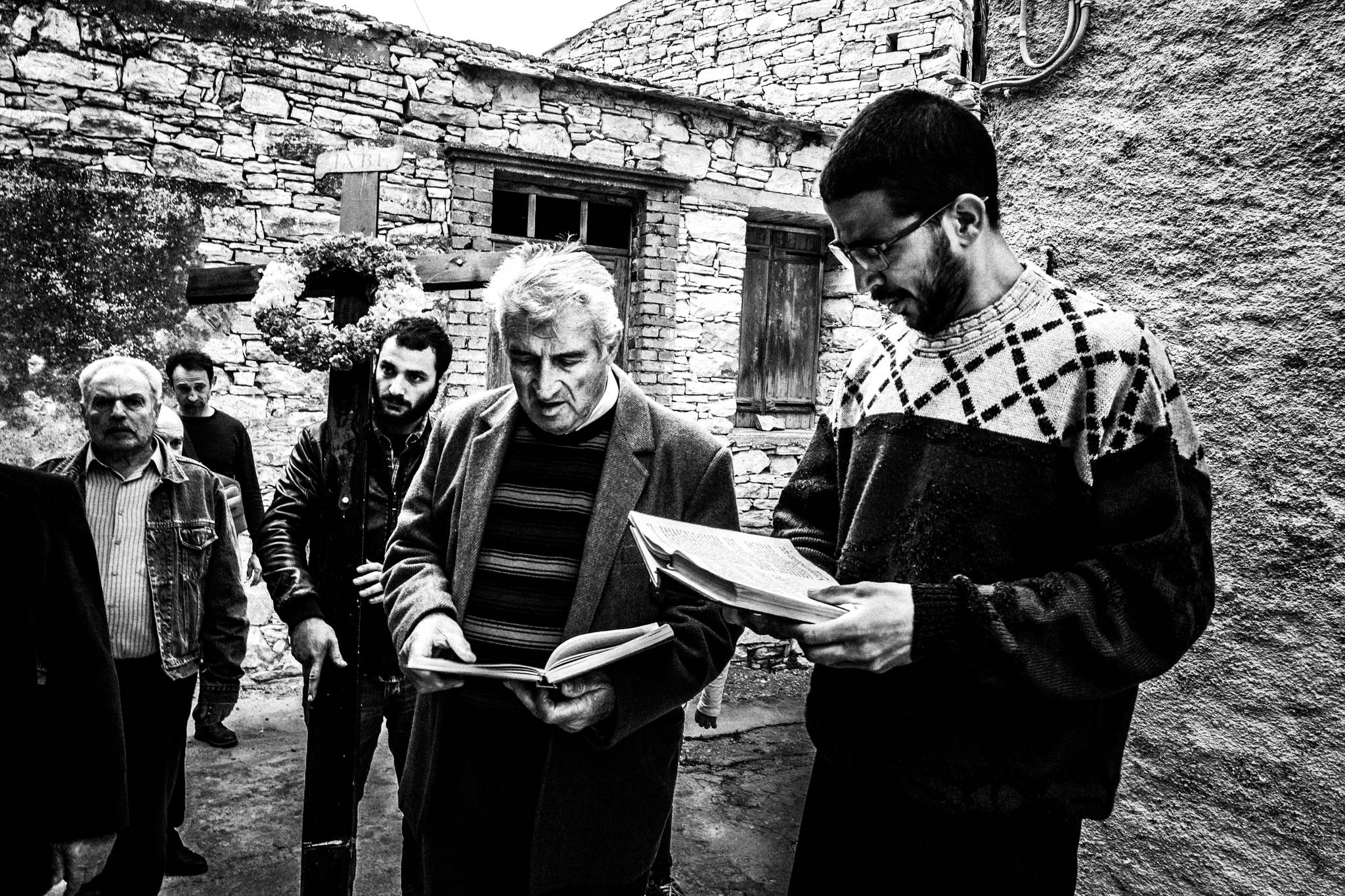 Χίος: Εικαστικό ταξίδι στις πασχαλινές παραδόσεις και τον ρουκετοπόλεμο στον Βροντάδο. Του Γιώργου Τατάκη