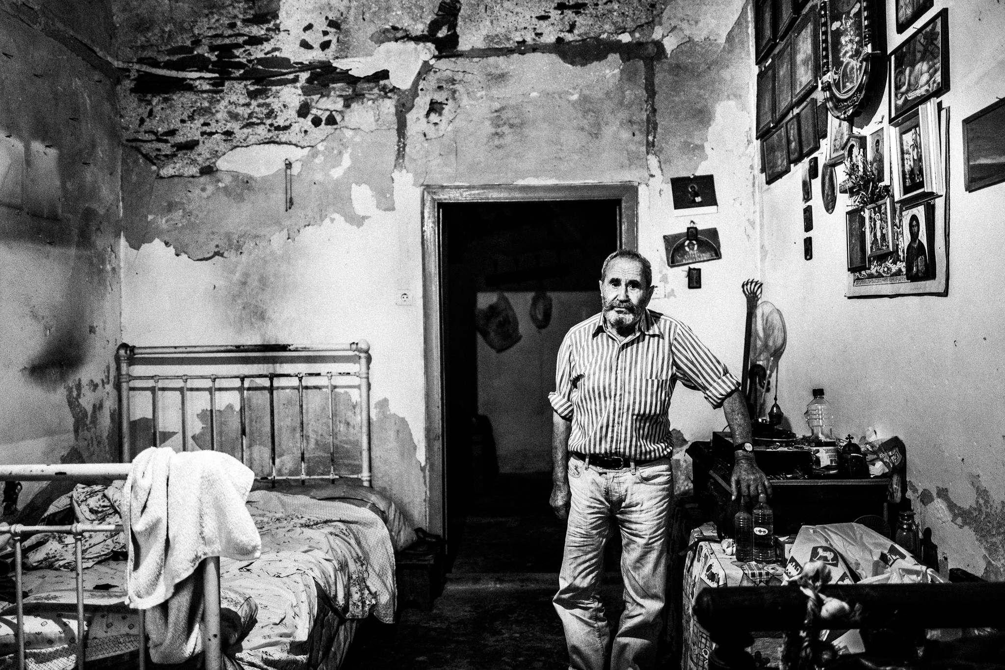 Yorgos Zoumis at his house, by photographer George Tatakis