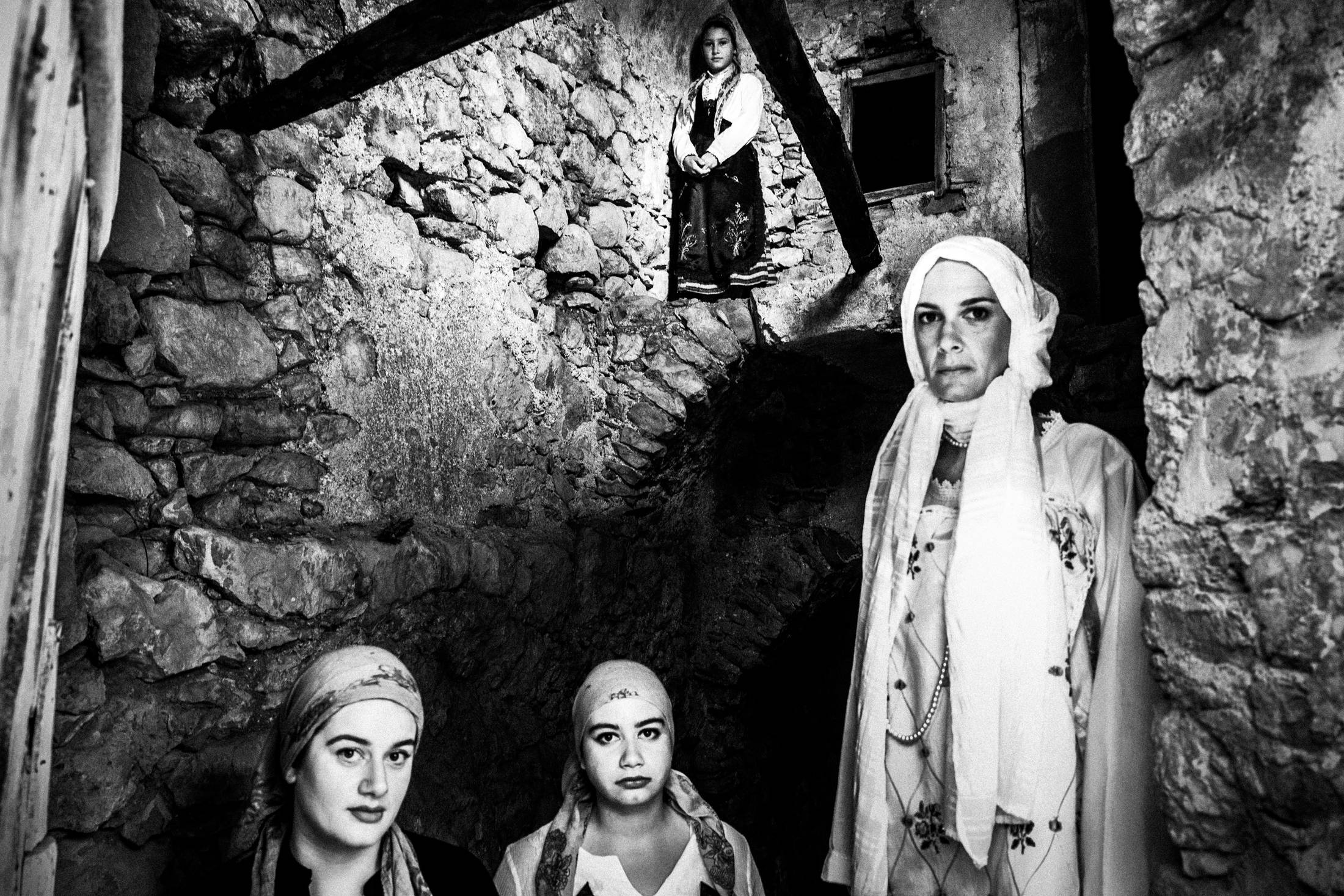 Νήσος Χίος: Εξερευνώντας τη Γοητεία των Ενδυμασιών, του Γιώργου Τατάκη