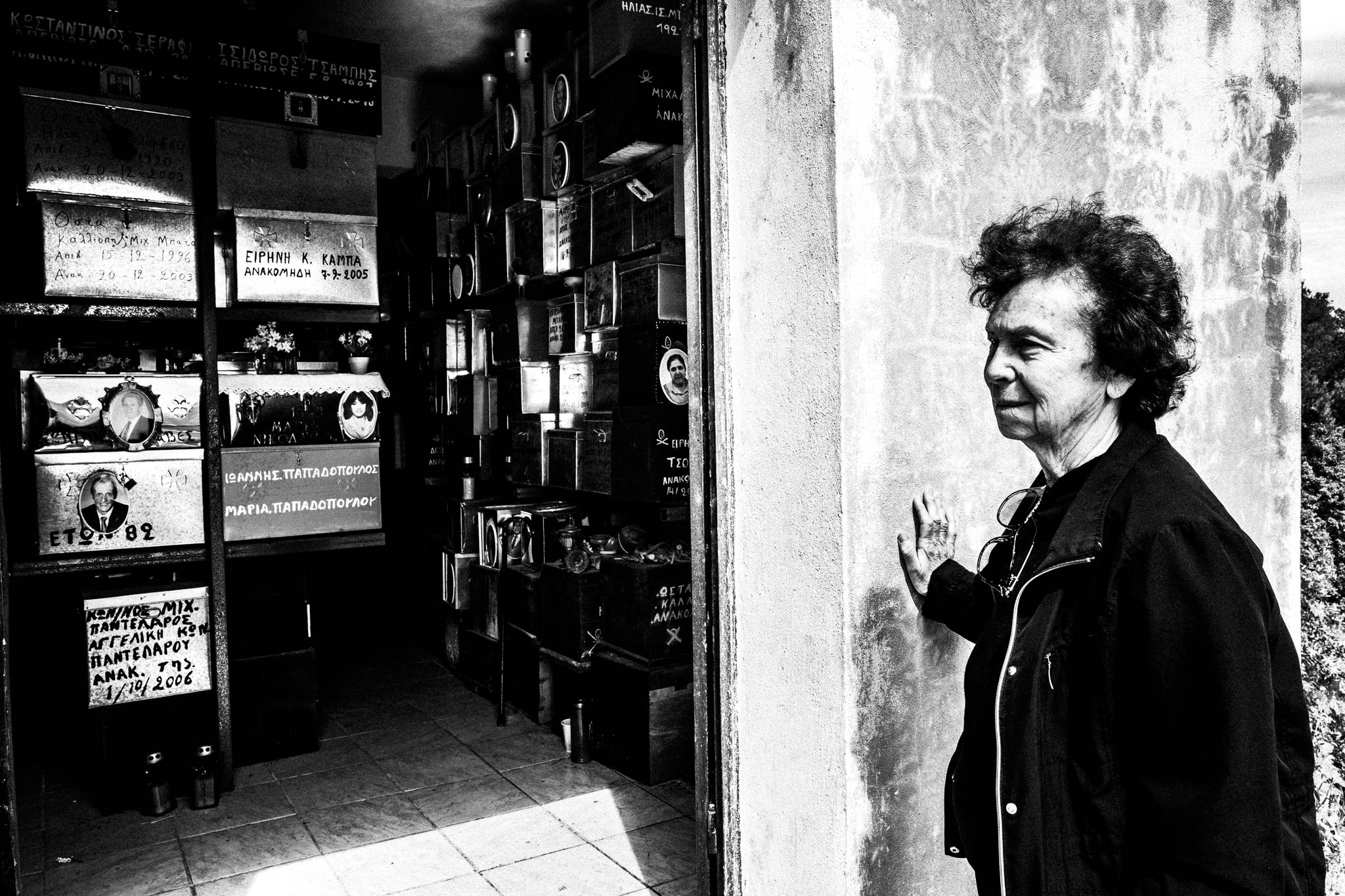 Χίος: Εικαστικό ταξίδι στις πασχαλινές παραδόσεις και τον ρουκετοπόλεμο στον Βροντάδο. Του Γιώργου Τατάκη