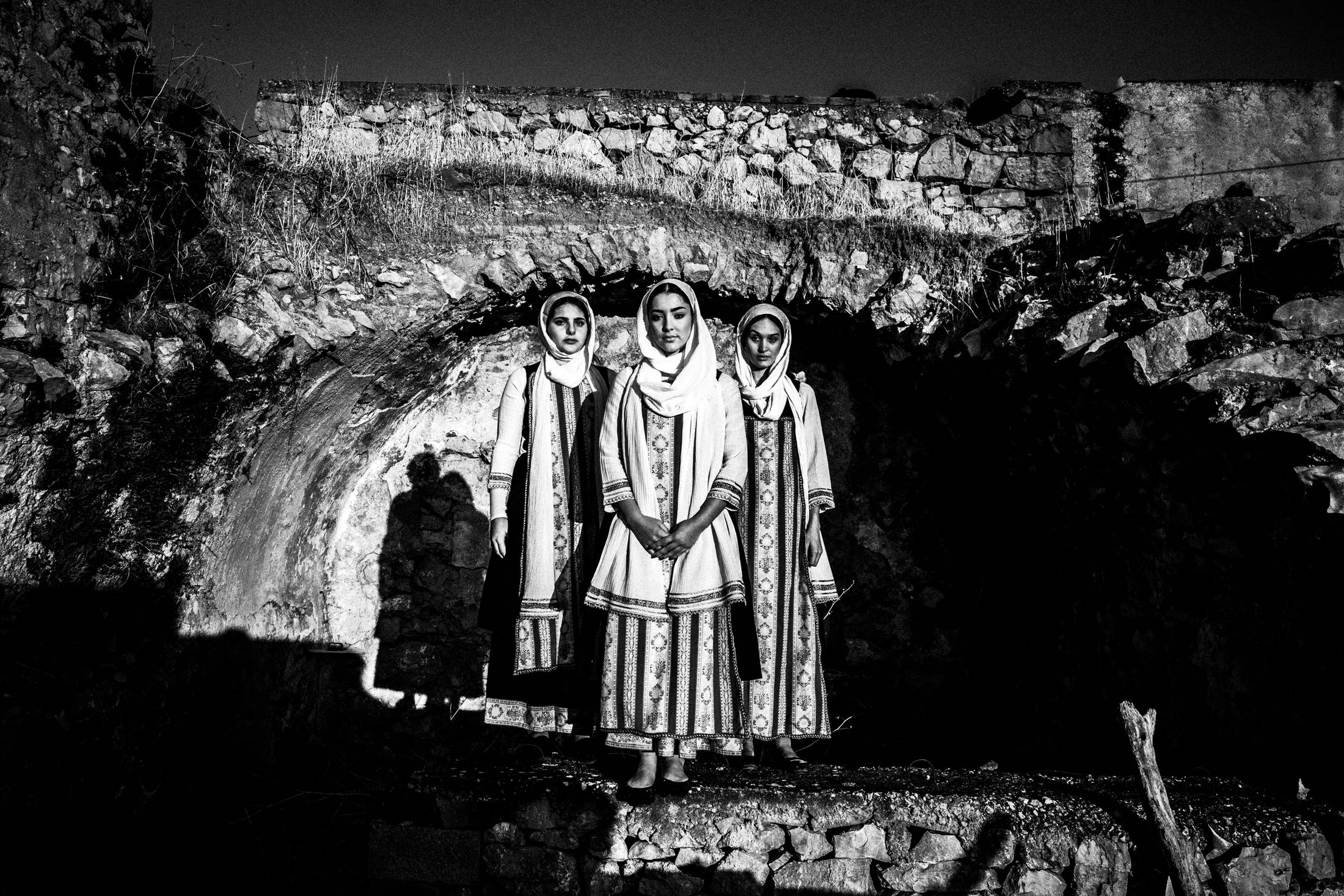 Νήσος Χίος: Εξερευνώντας τη Γοητεία των Ενδυμασιών, του Γιώργου Τατάκη