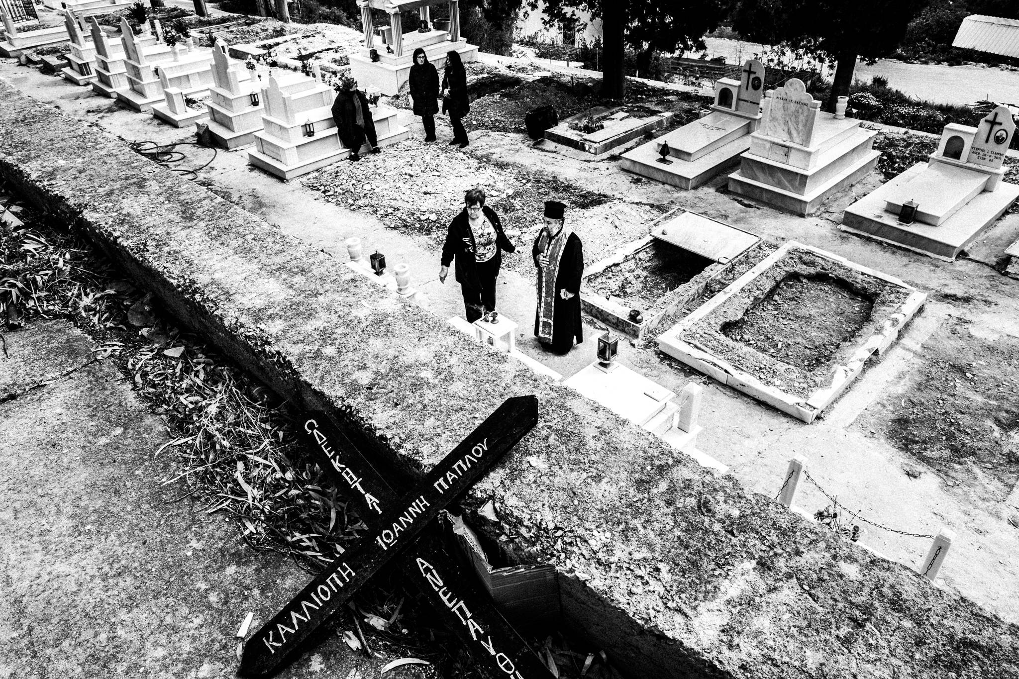 Χίος: Εικαστικό ταξίδι στις πασχαλινές παραδόσεις και τον ρουκετοπόλεμο στον Βροντάδο. Του Γιώργου Τατάκη
