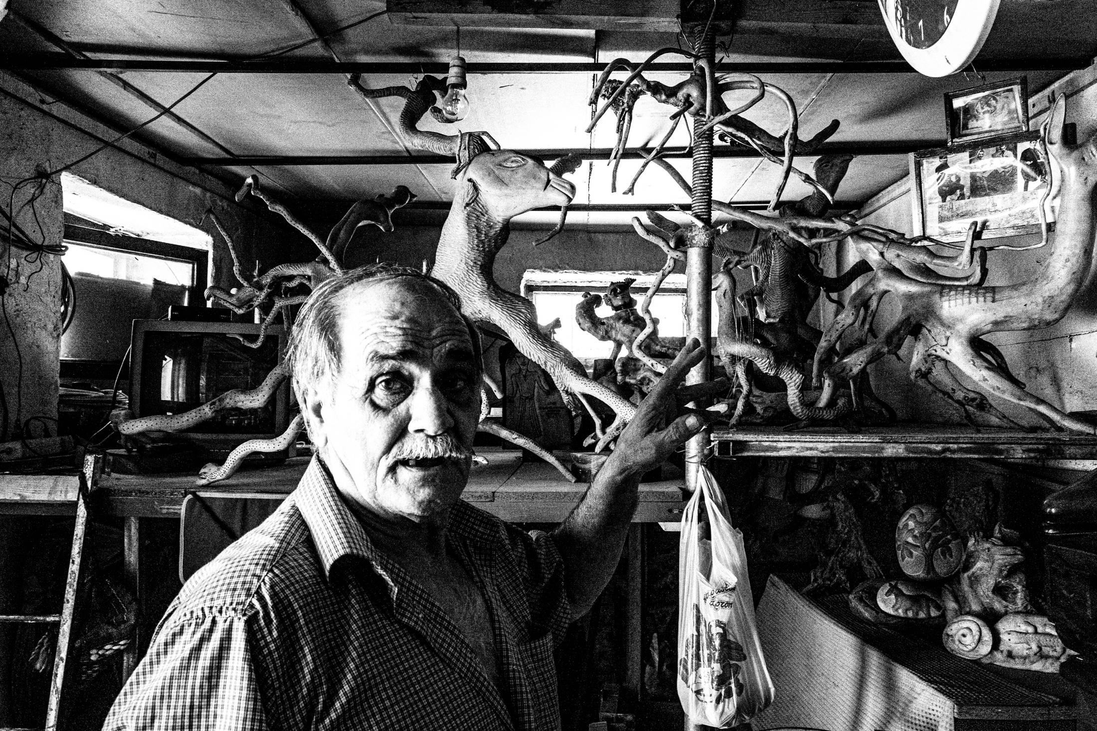 Stefanos in his workshop in Anogia, Rethymnon, Crete, by photographer George Tatakis
