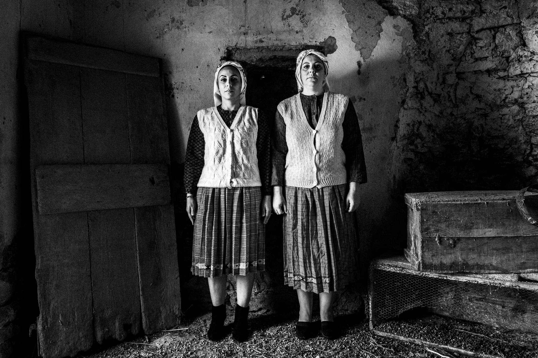 Νήσος Χίος: Εξερευνώντας τη Γοητεία των Ενδυμασιών, του Γιώργου Τατάκη