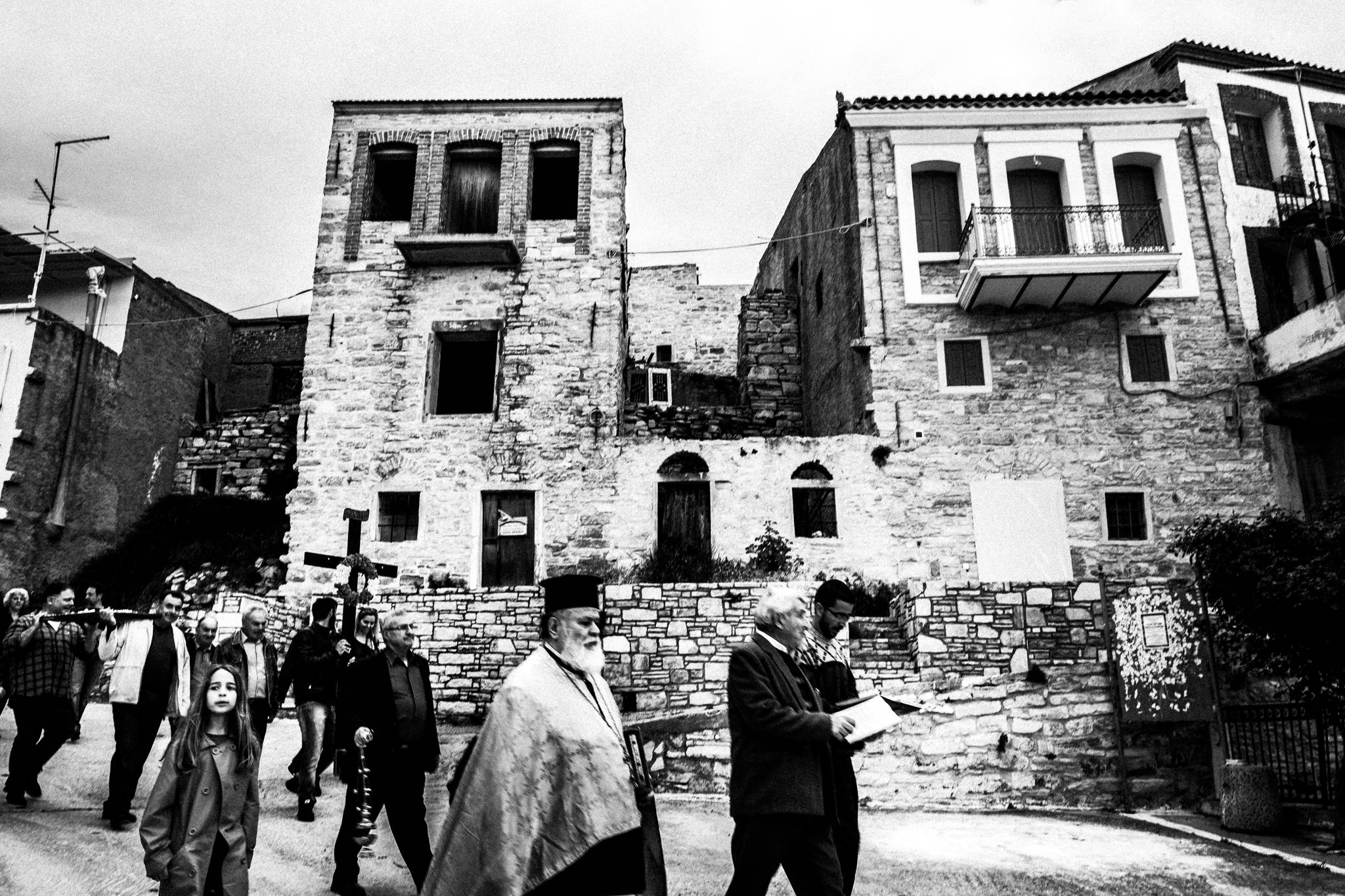 Χίος: Εικαστικό ταξίδι στις πασχαλινές παραδόσεις και τον ρουκετοπόλεμο στον Βροντάδο. Του Γιώργου Τατάκη