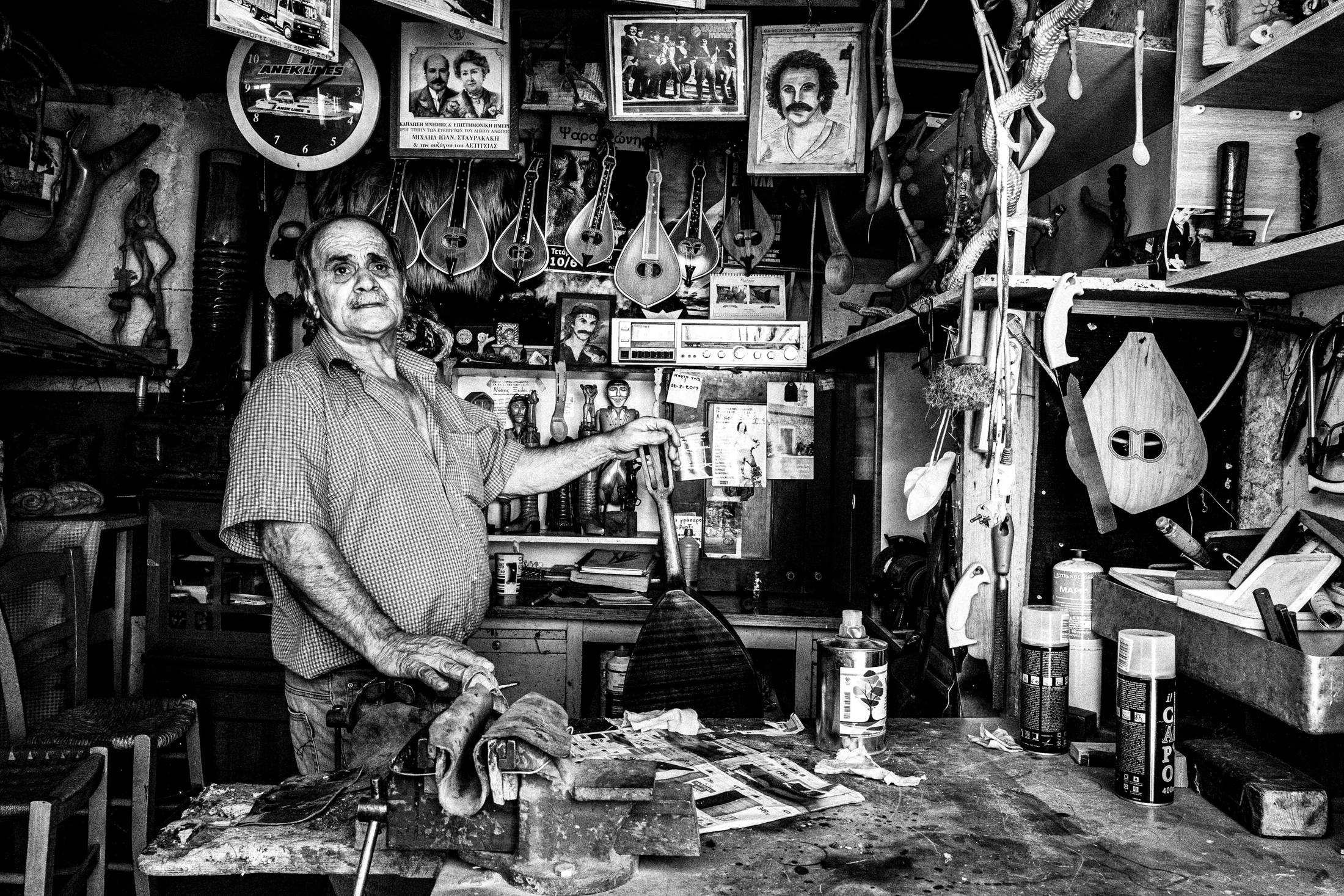 Stefanos in his workshop in Anogia, Rethymnon, Crete, by photographer George Tatakis