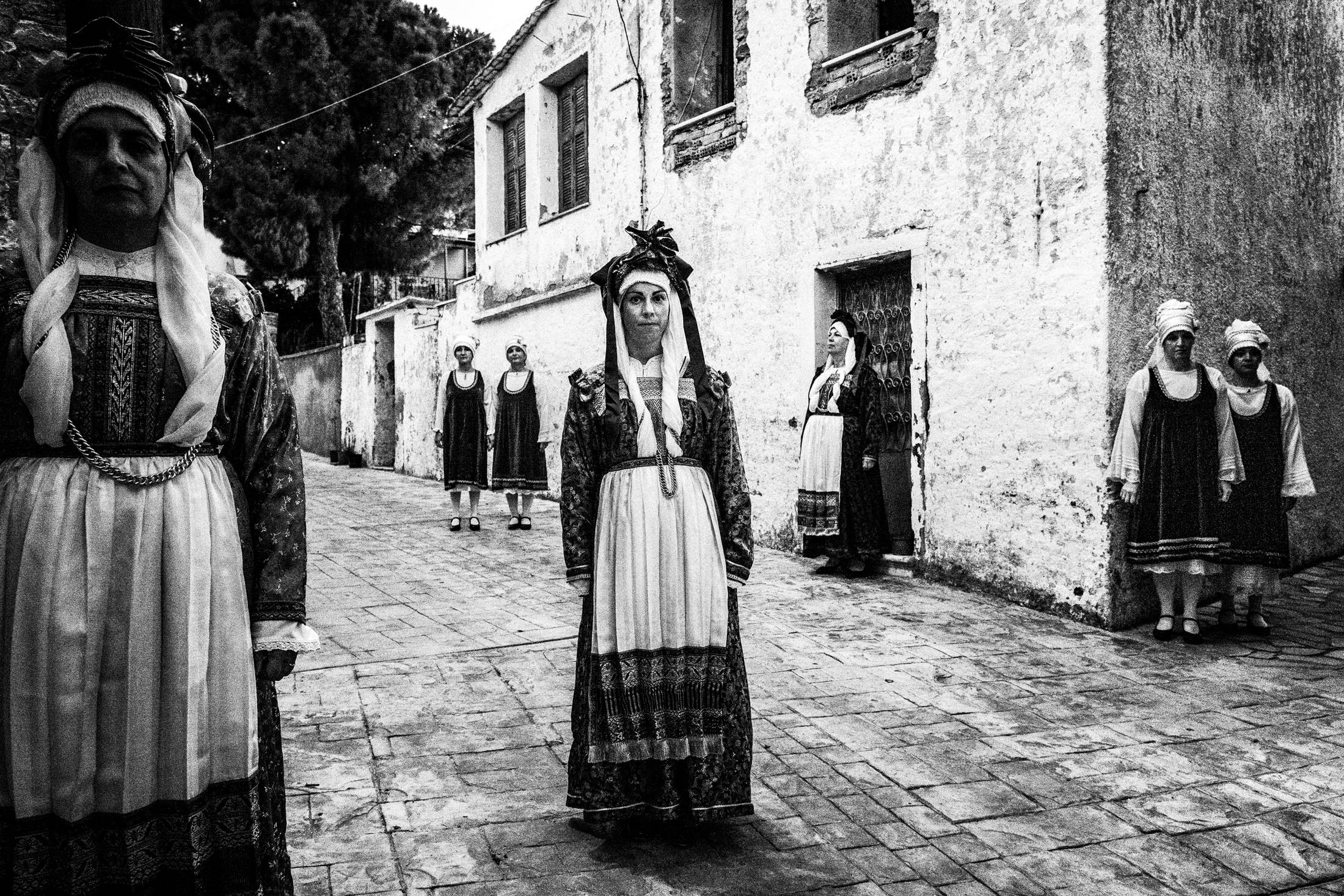 Νήσος Χίος: Εξερευνώντας τη Γοητεία των Ενδυμασιών, του Γιώργου Τατάκη