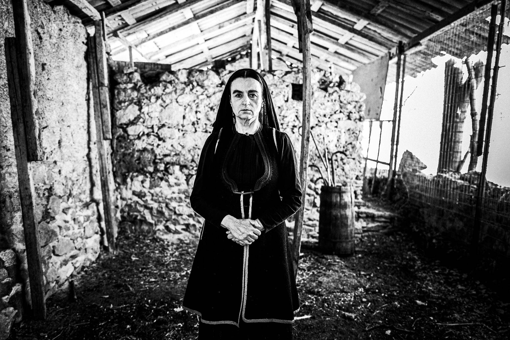 Meeting Karyofillia Karabetis. Black and white photography by George Tatakis during the filming of 'Φόνισσα'(Fonissa).