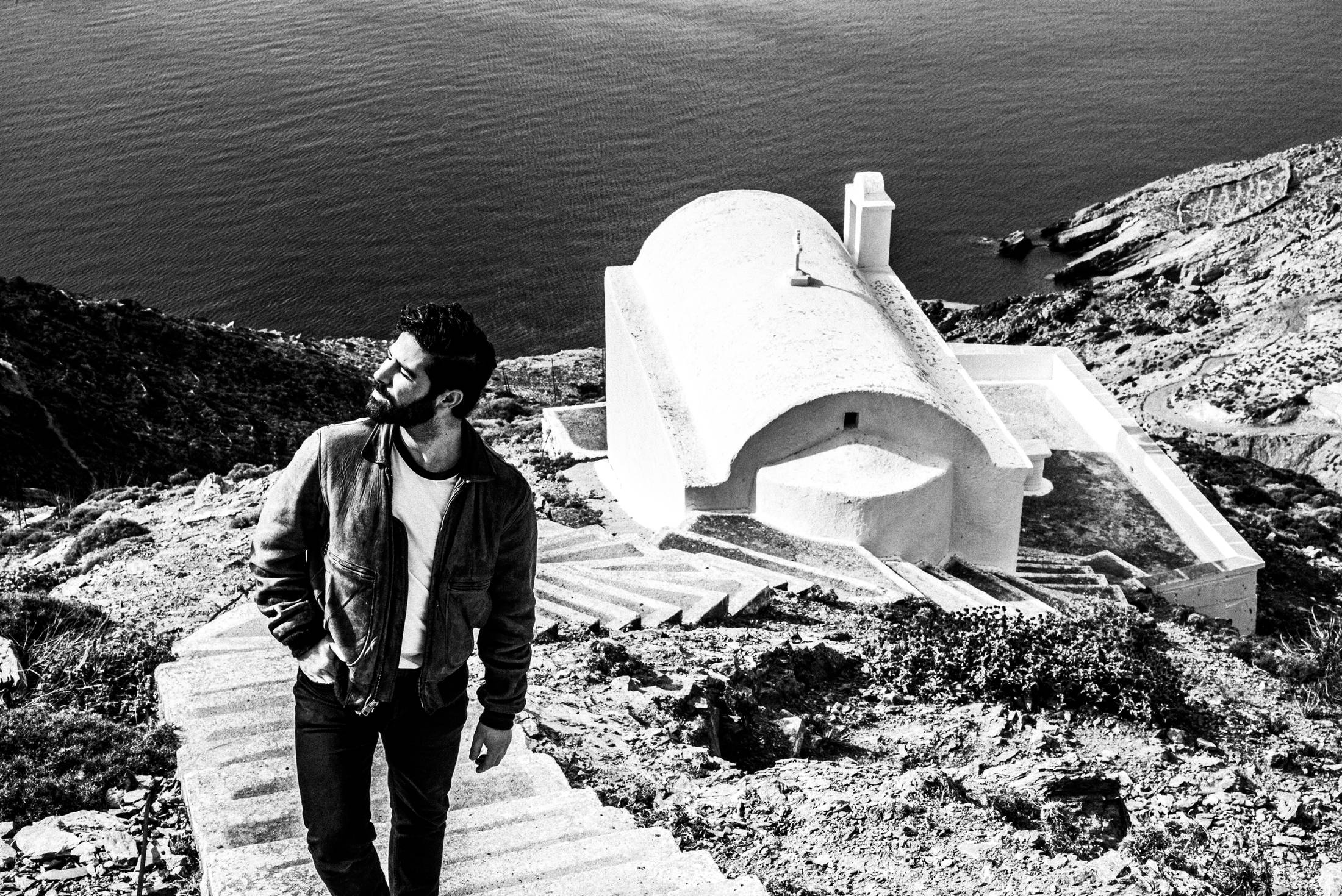 Ένα Μεσημέρι με τον Γιάννη Φιλιππάκη (των Foals), στην Όλυμπο της Καρπάθου. Του Γιώργου Τατάκη