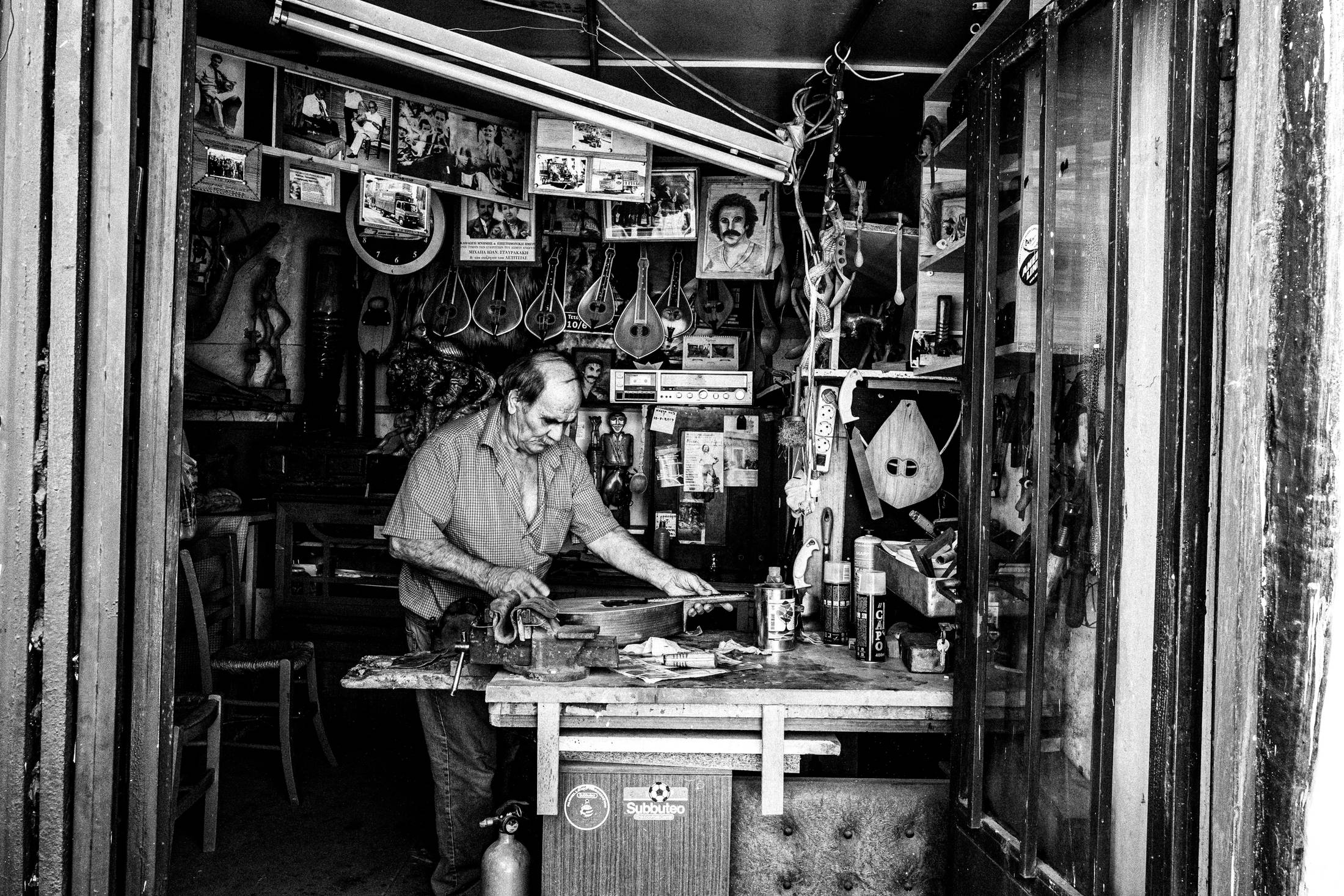 Stefanos in his workshop in Anogia, Rethymnon, Crete, by photographer George Tatakis