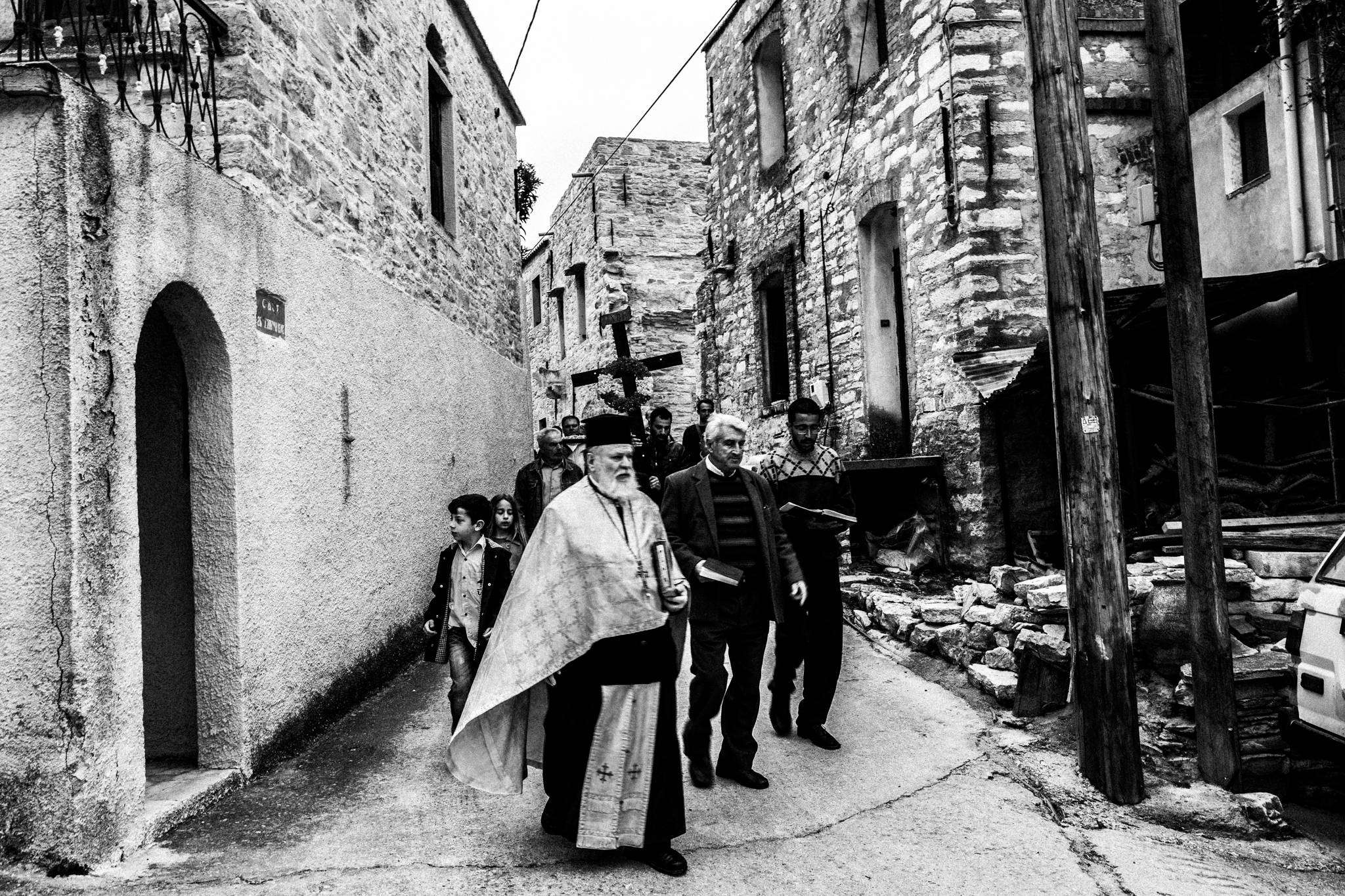 Χίος: Εικαστικό ταξίδι στις πασχαλινές παραδόσεις και τον ρουκετοπόλεμο στον Βροντάδο. Του Γιώργου Τατάκη
