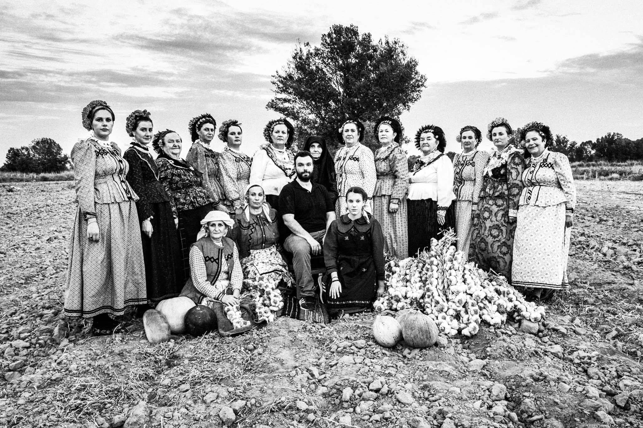 A group photo with the ladies of Nea Vyssa and the photographer George Tatakis