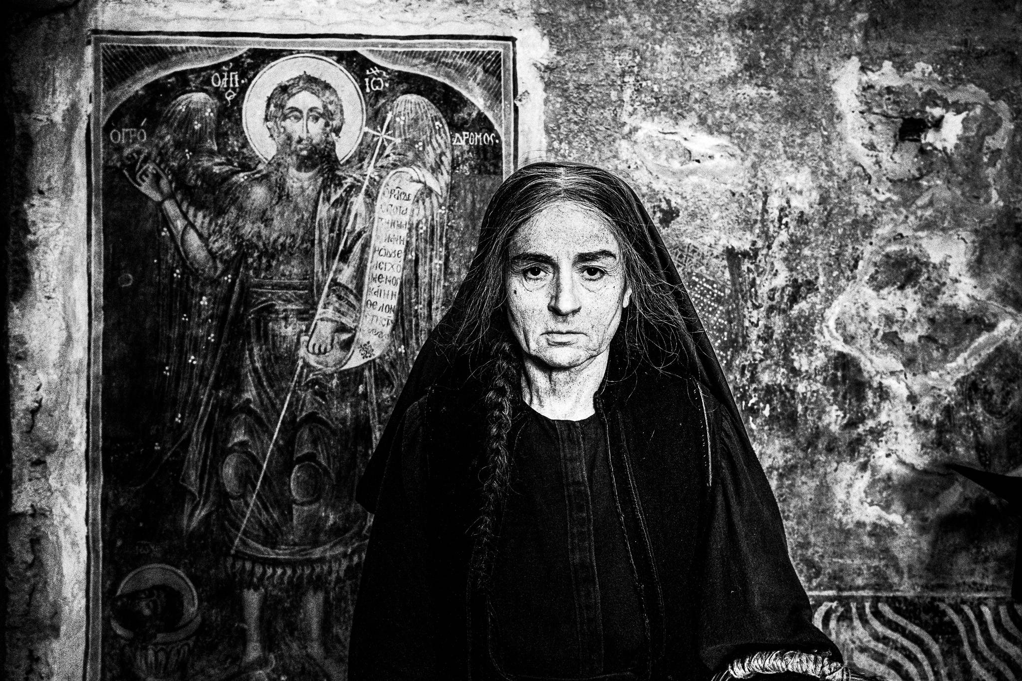 Portrait of the Karyofillia Karabetis inside a chruch. Black and white photography by George Tatakis during the filming of 'Φόνισσα'(Fonissa).