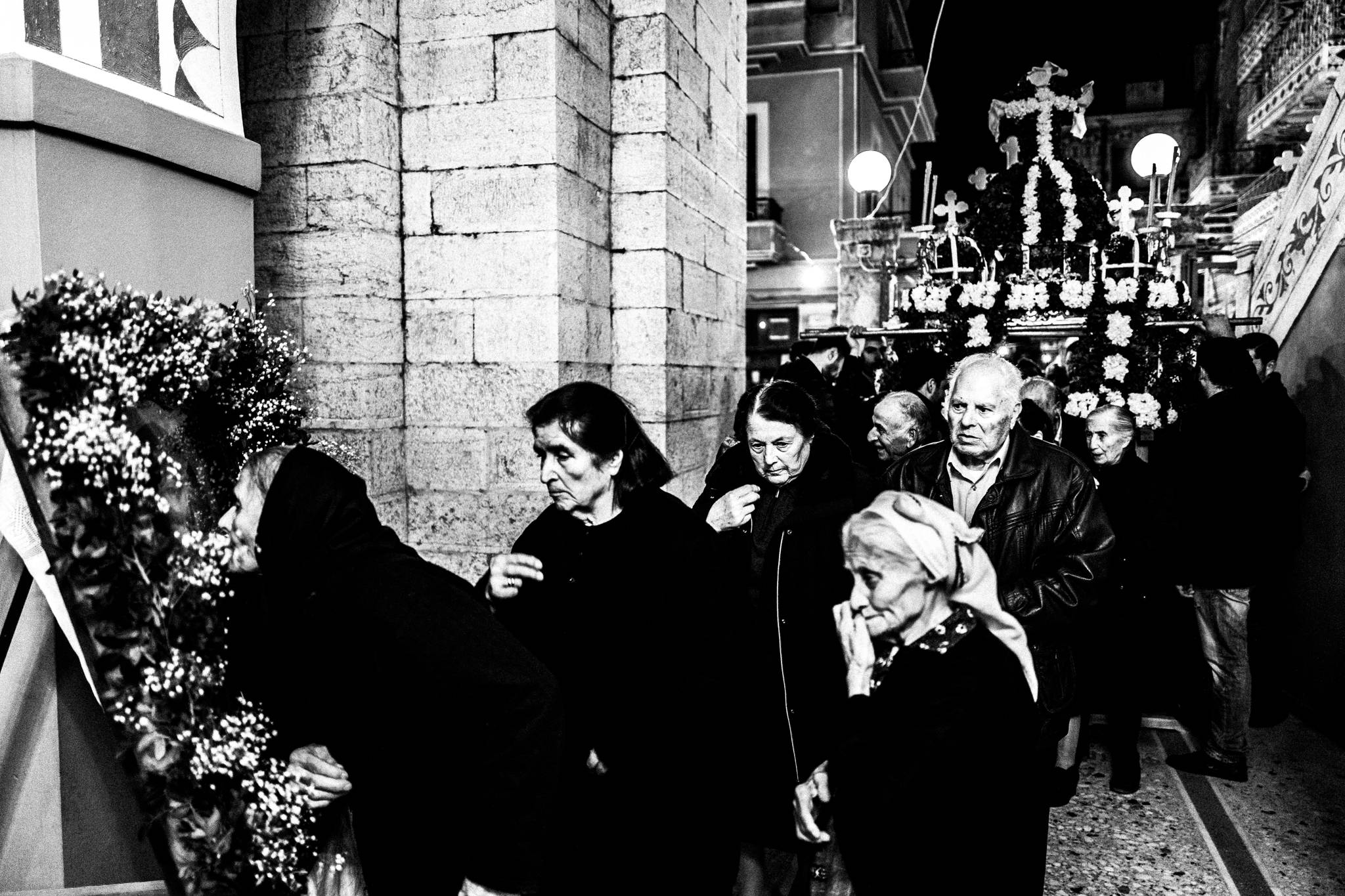 Χίος: Εικαστικό ταξίδι στις πασχαλινές παραδόσεις και τον ρουκετοπόλεμο στον Βροντάδο. Του Γιώργου Τατάκη