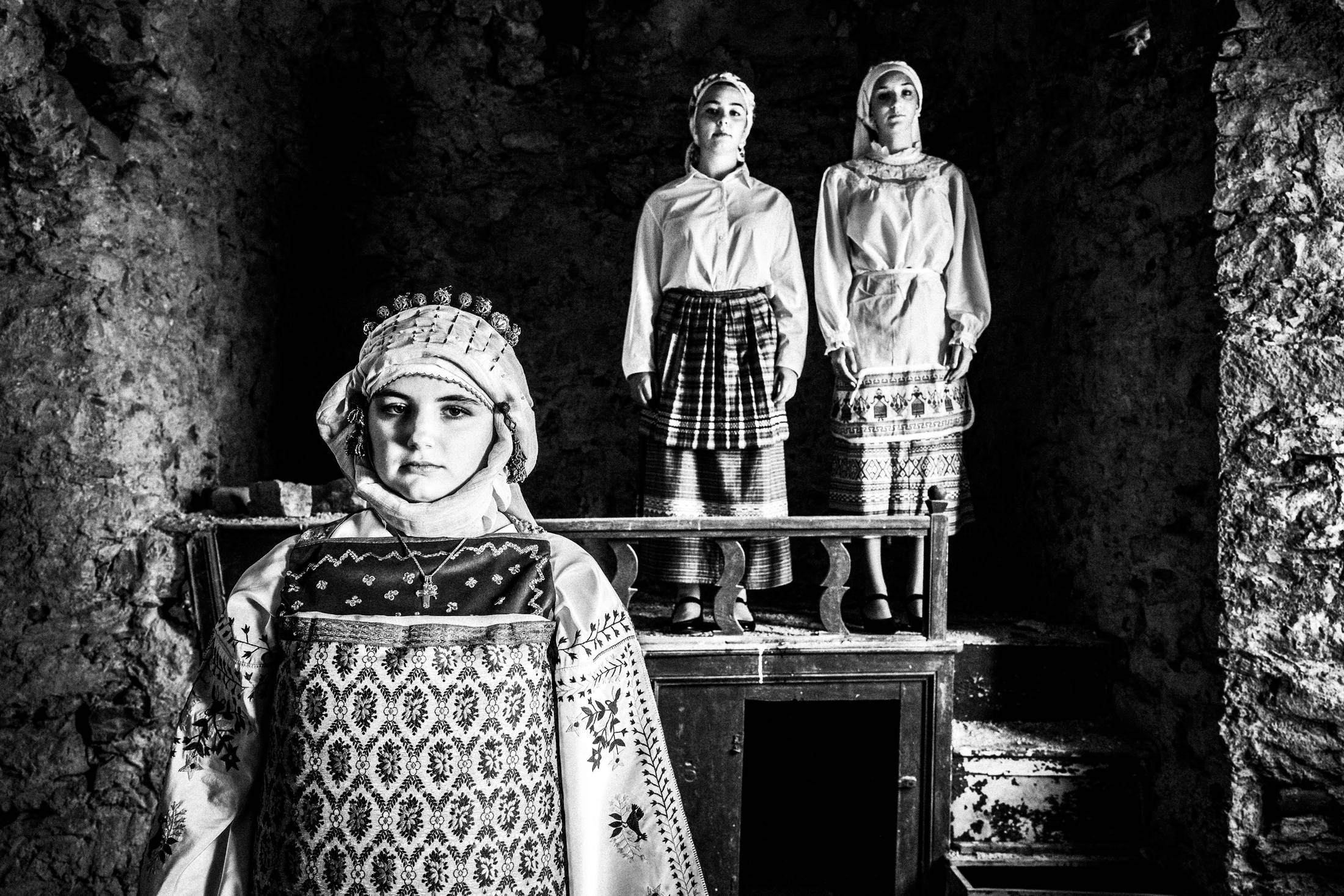 Νήσος Χίος: Εξερευνώντας τη Γοητεία των Ενδυμασιών, του Γιώργου Τατάκη
