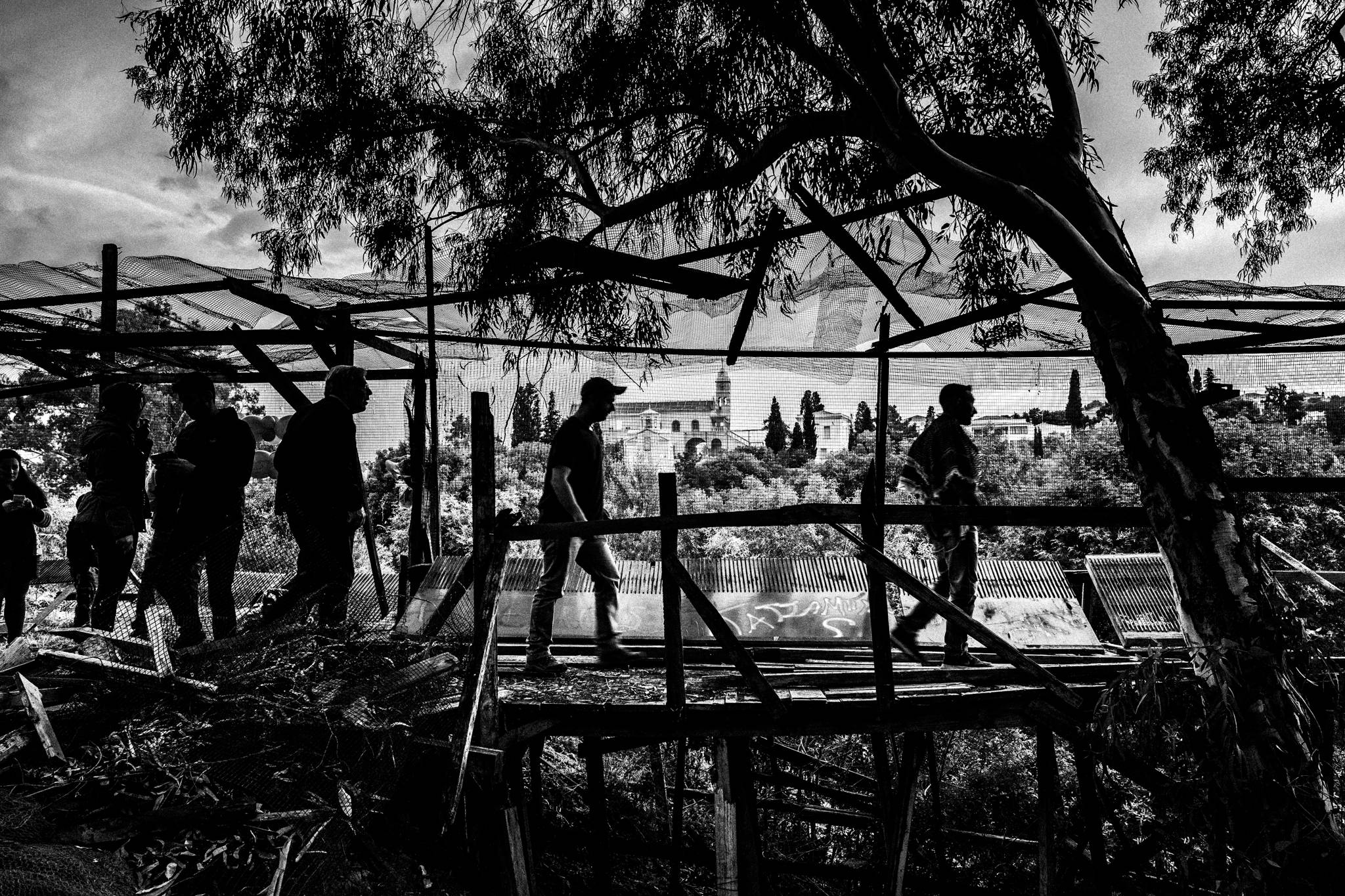Χίος: Εικαστικό ταξίδι στις πασχαλινές παραδόσεις και τον ρουκετοπόλεμο στον Βροντάδο. Του Γιώργου Τατάκη