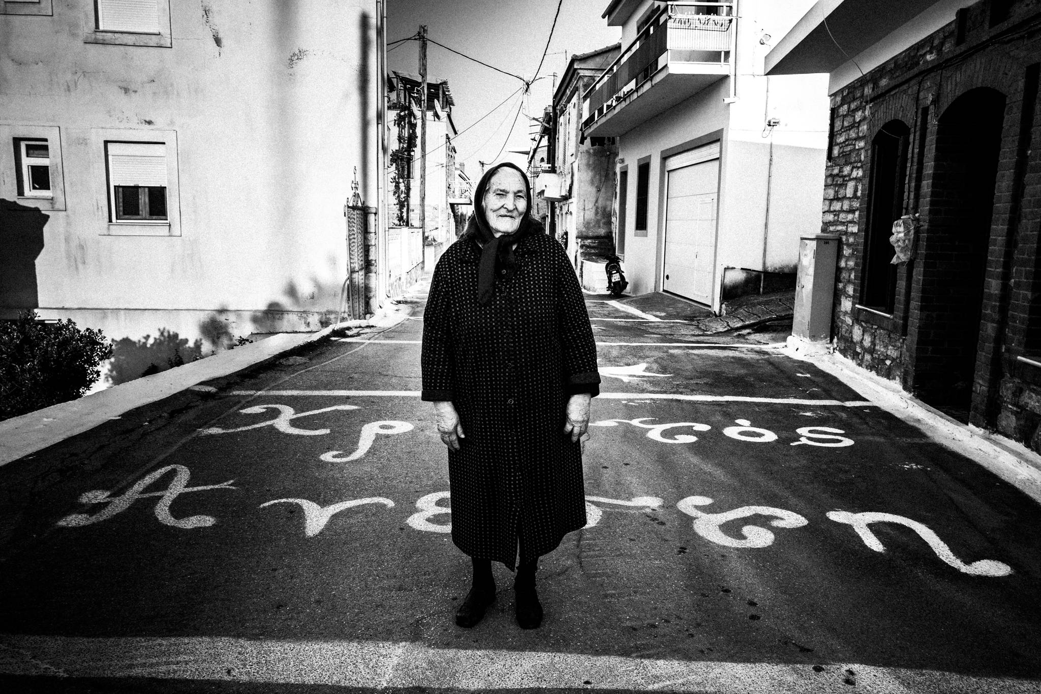 Χίος: Εικαστικό ταξίδι στις πασχαλινές παραδόσεις και τον ρουκετοπόλεμο στον Βροντάδο. Του Γιώργου Τατάκη