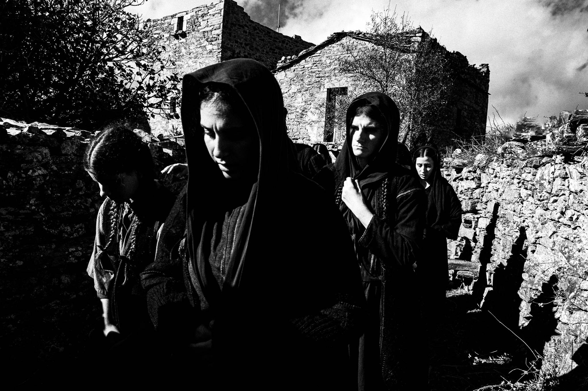 Fonissa: Funeral procession. Black and white photography by George Tatakis during the filming of 'Φόνισσα'(Fonissa).