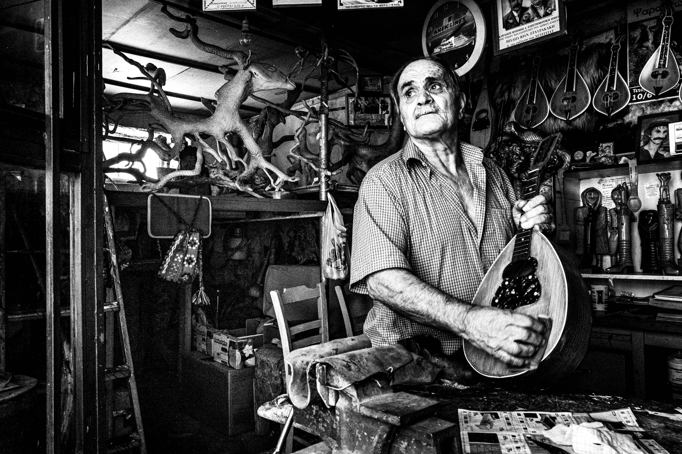 Stefanos in his workshop in Anogia, Rethymnon, Crete, by photographer George Tatakis