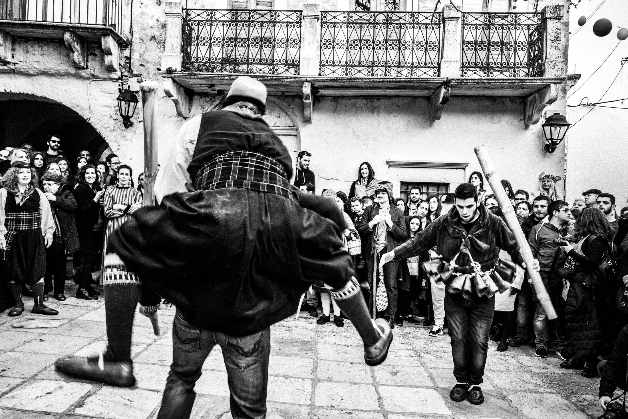 Καρναβάλι στο Νησί της Νάξου: Κουδουνάτοι, Κορδελάτοι και άλλες Περιπέτειες του Γιώργου Τατάκη