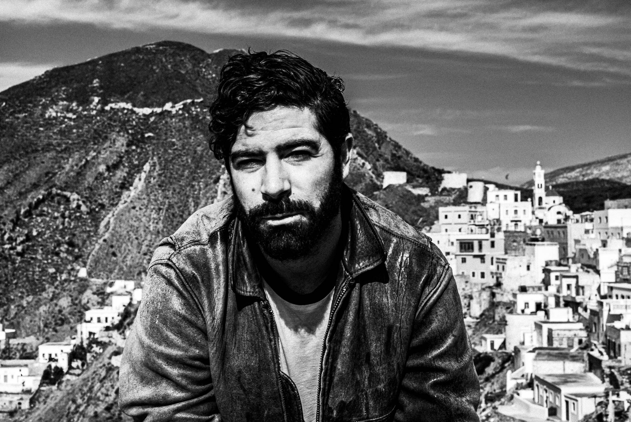 Ένα Μεσημέρι με τον Γιάννη Φιλιππάκη (των Foals), στην Όλυμπο της Καρπάθου. Του Γιώργου Τατάκη