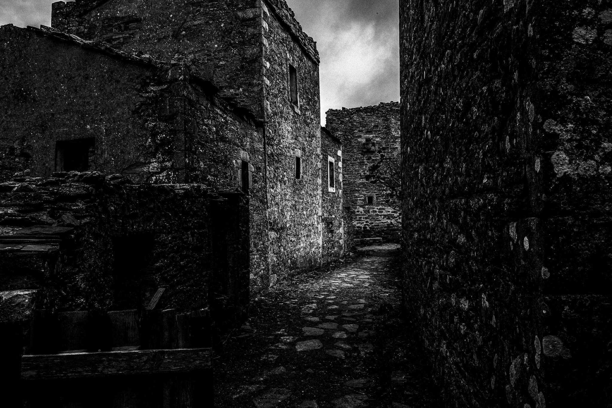 An alley at Mountanistika, Mani, Peloponnese. Black and white photography by George Tatakis during the filming of 'Φόνισσα'(Fonissa).