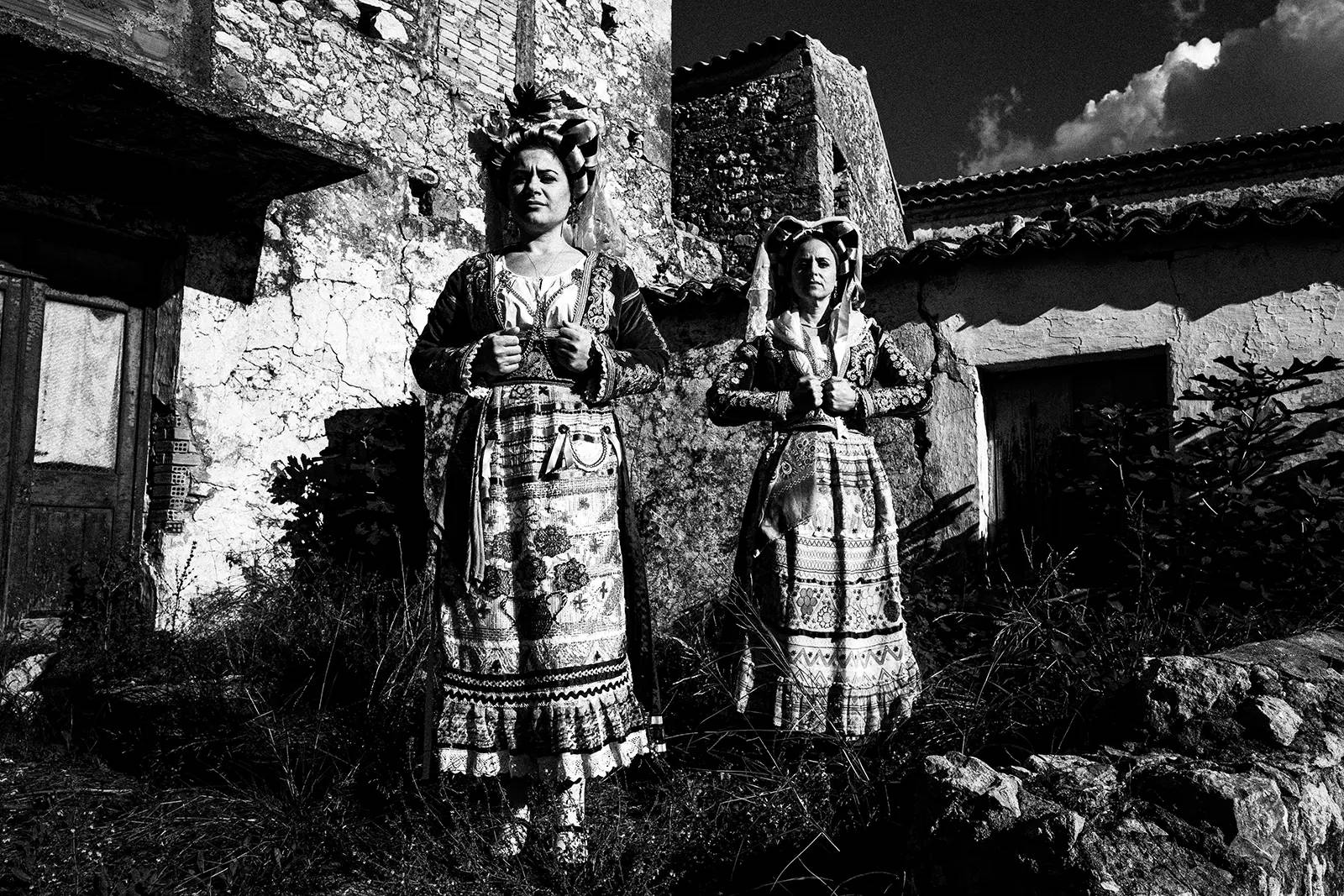 Τοπικές γυναικείες φορεσιές γύρω από το χωριό Κορακάδες, νησί της Κέρκυρας, Ελλάδα -- του Γιώργου Τατάκη