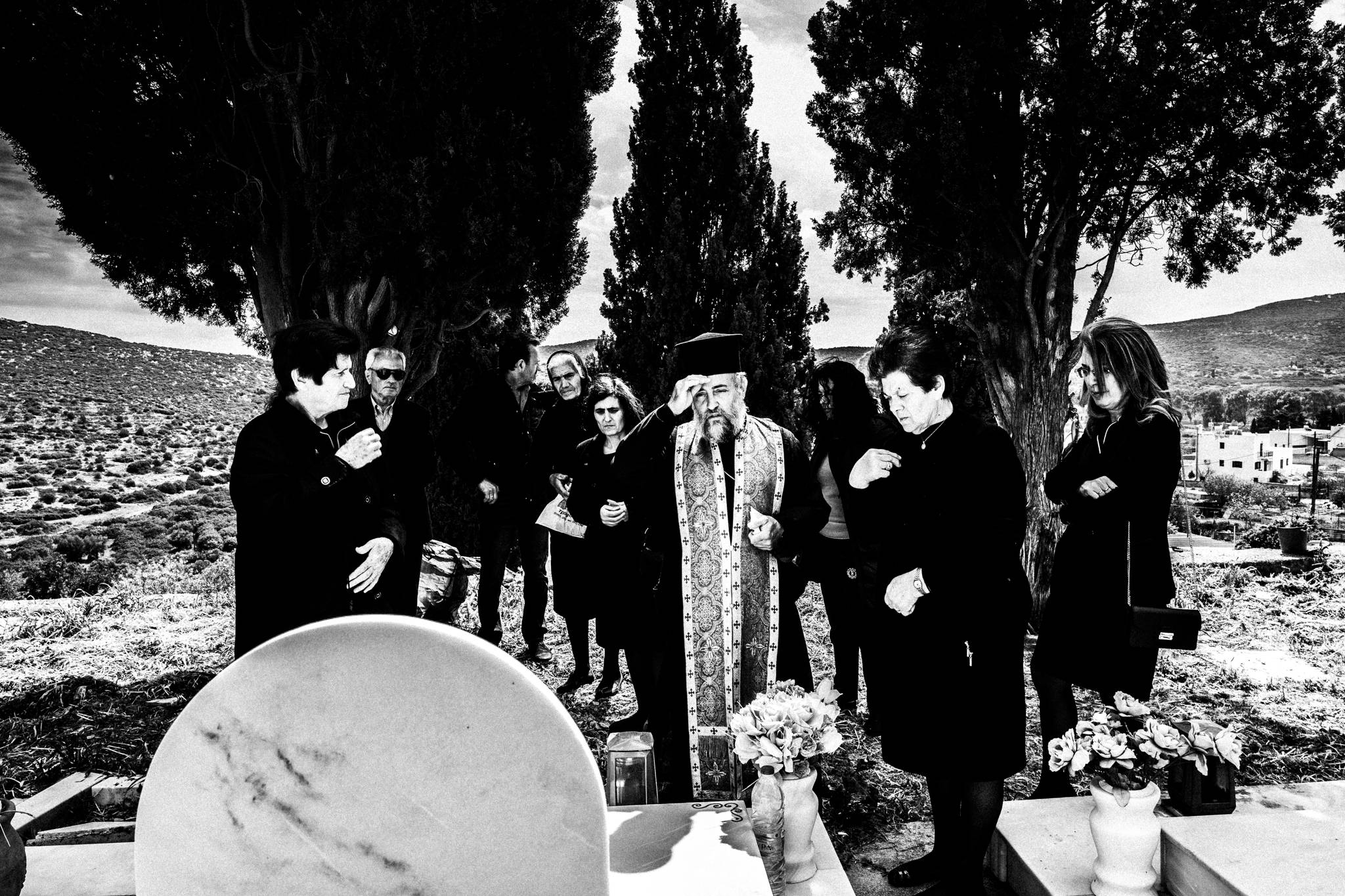 Χίος: Εικαστικό ταξίδι στις πασχαλινές παραδόσεις και τον ρουκετοπόλεμο στον Βροντάδο. Του Γιώργου Τατάκη