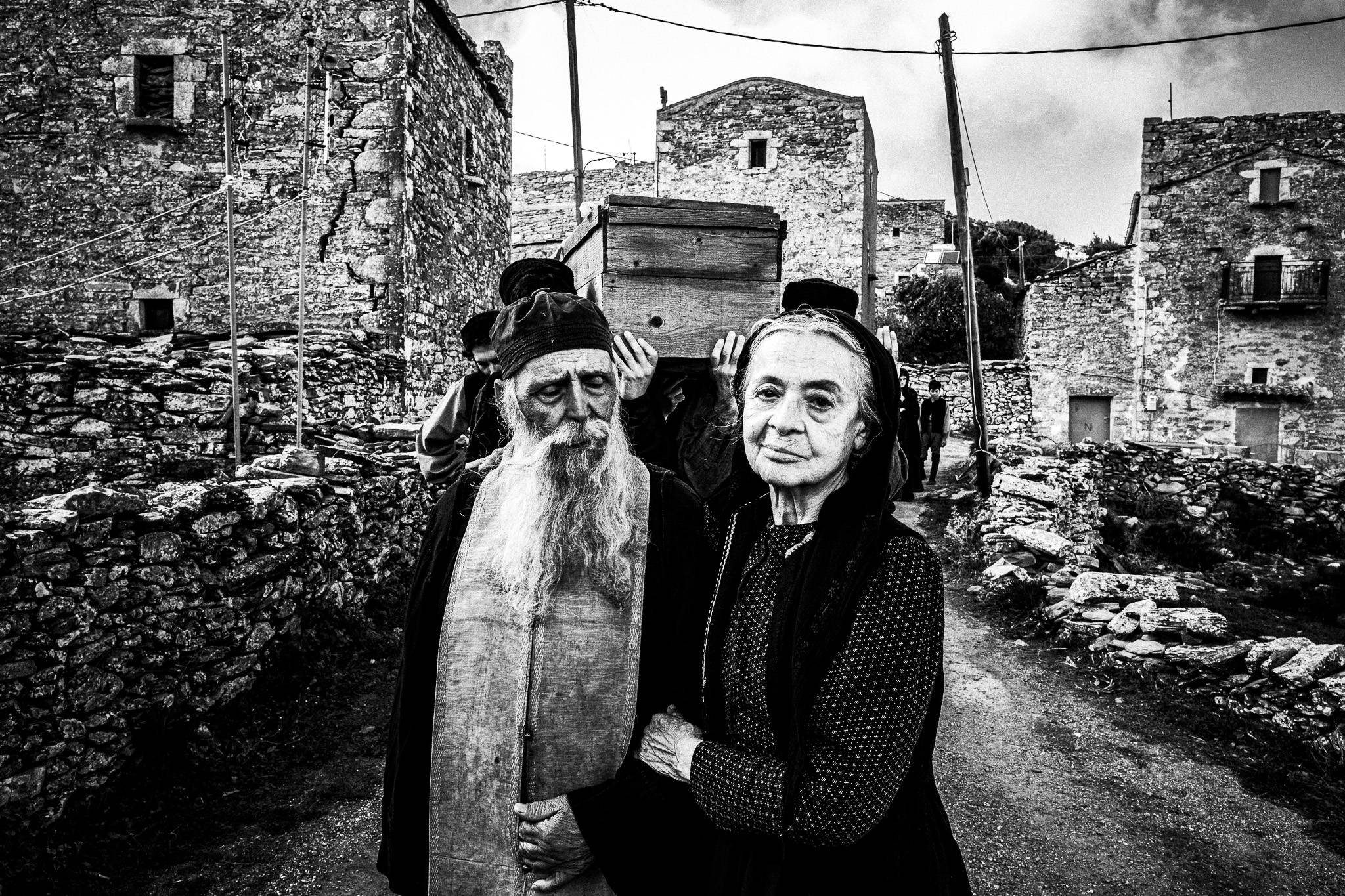 Fonissa: Funeral procession. Black and white photography by George Tatakis during the filming of 'Φόνισσα'(Fonissa).