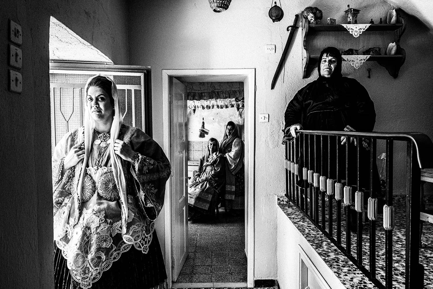 Μια παρέα γυναικών μέσα σε ένα παραδοσιακό σπίτι, φορώντας τη λαογραφική ενδυμασία του Τρίκερι, Θεσσαλία, Ελλάδα. Ασπρόμαυρη φωτογραφία του Γιώργου Τατάκη.