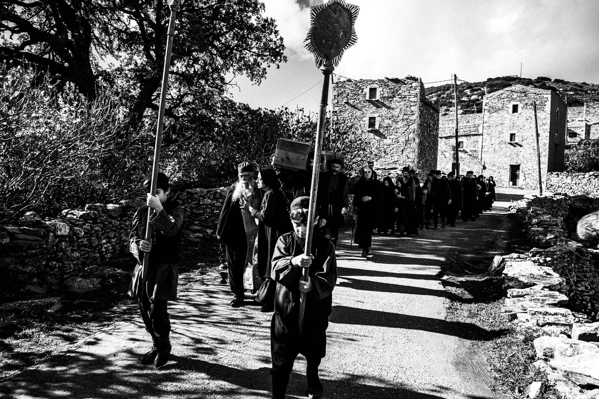 Fonissa: Funeral procession. Black and white photography by George Tatakis during the filming of 'Φόνισσα'(Fonissa).