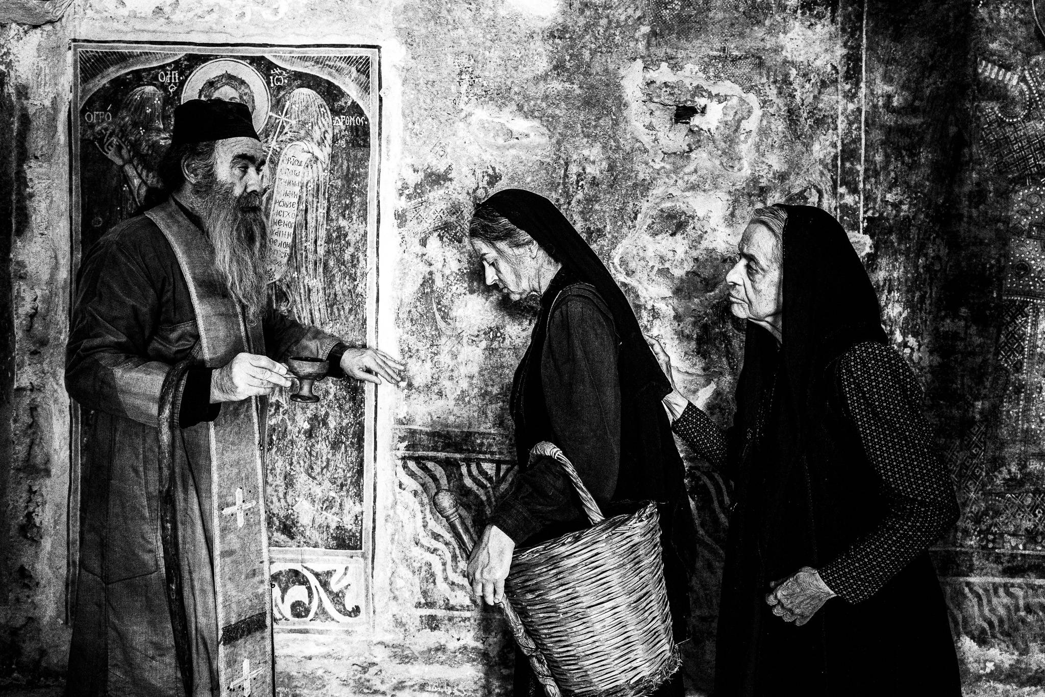 The 'Fonissa' inside a church. Black and white photography by George Tatakis during the filming of 'Φόνισσα'(Fonissa).