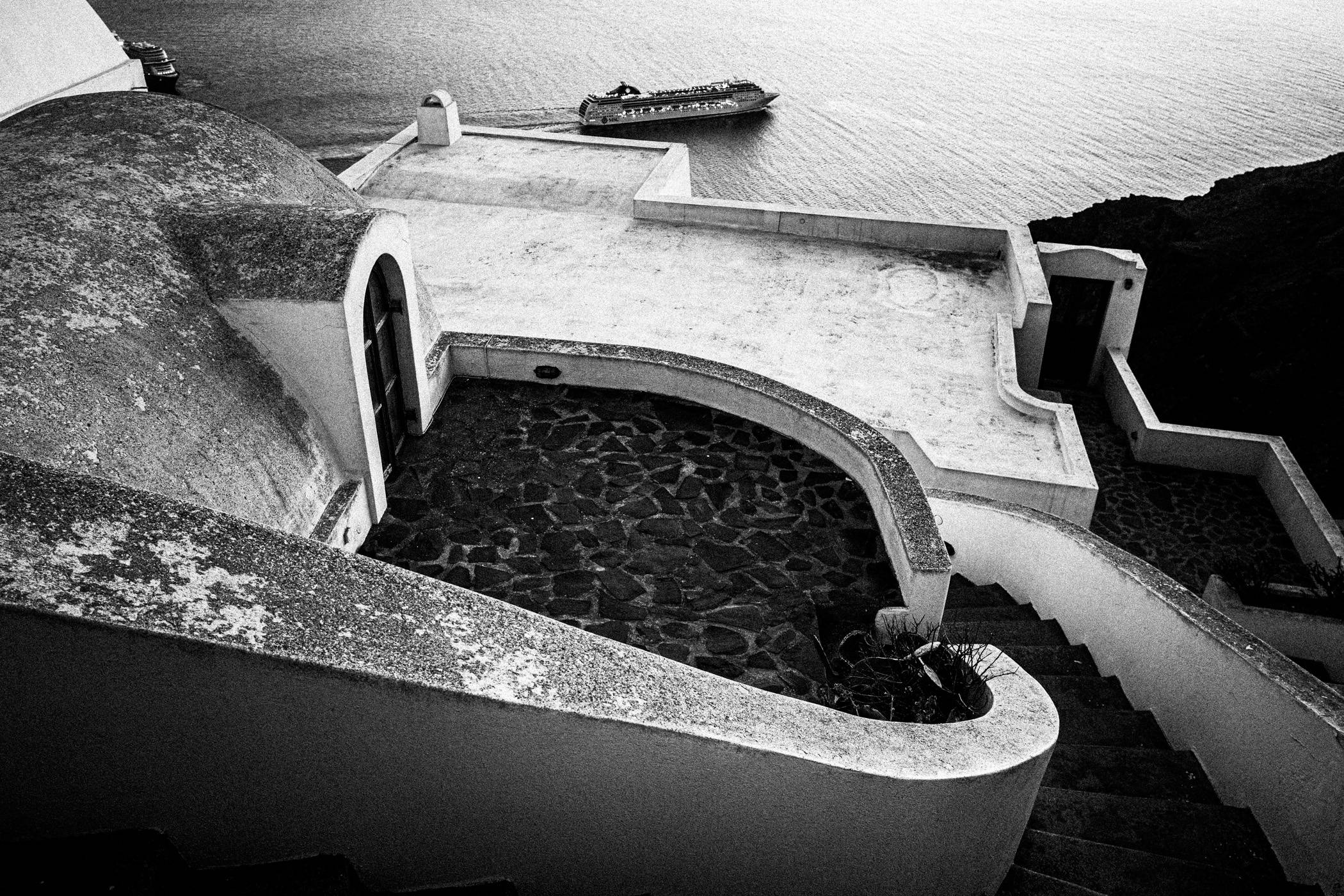 Chorōs on Santorini. Black and white photographic project from Greece, by awarded photographer George Tatakis