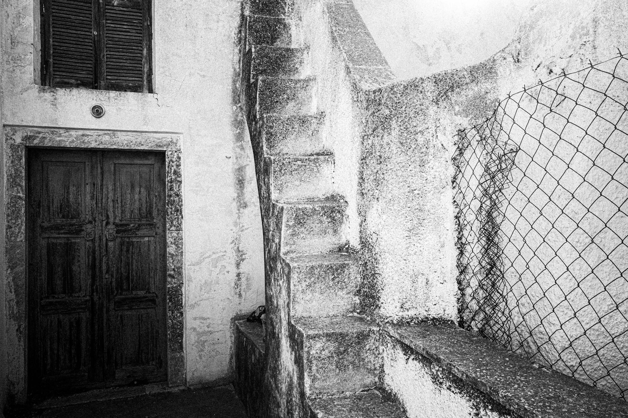 Chorōs on Santorini. Black and white photographic project from Greece, by awarded photographer George Tatakis