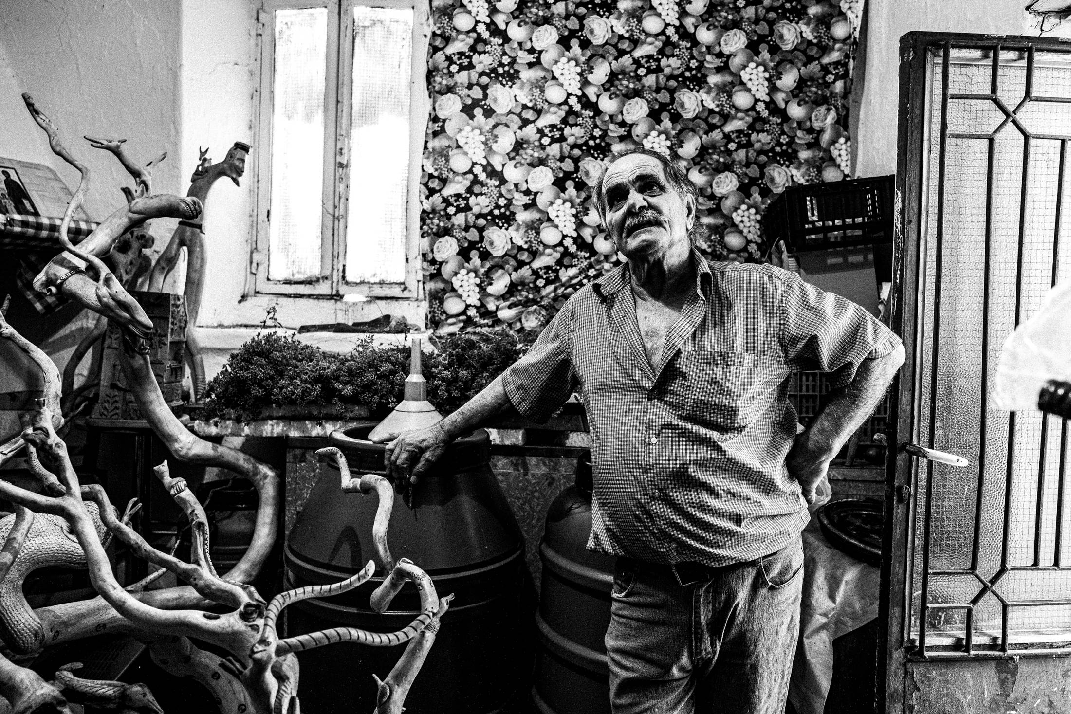 Stefanos in his workshop in Anogia, Rethymnon, Crete, by photographer George Tatakis