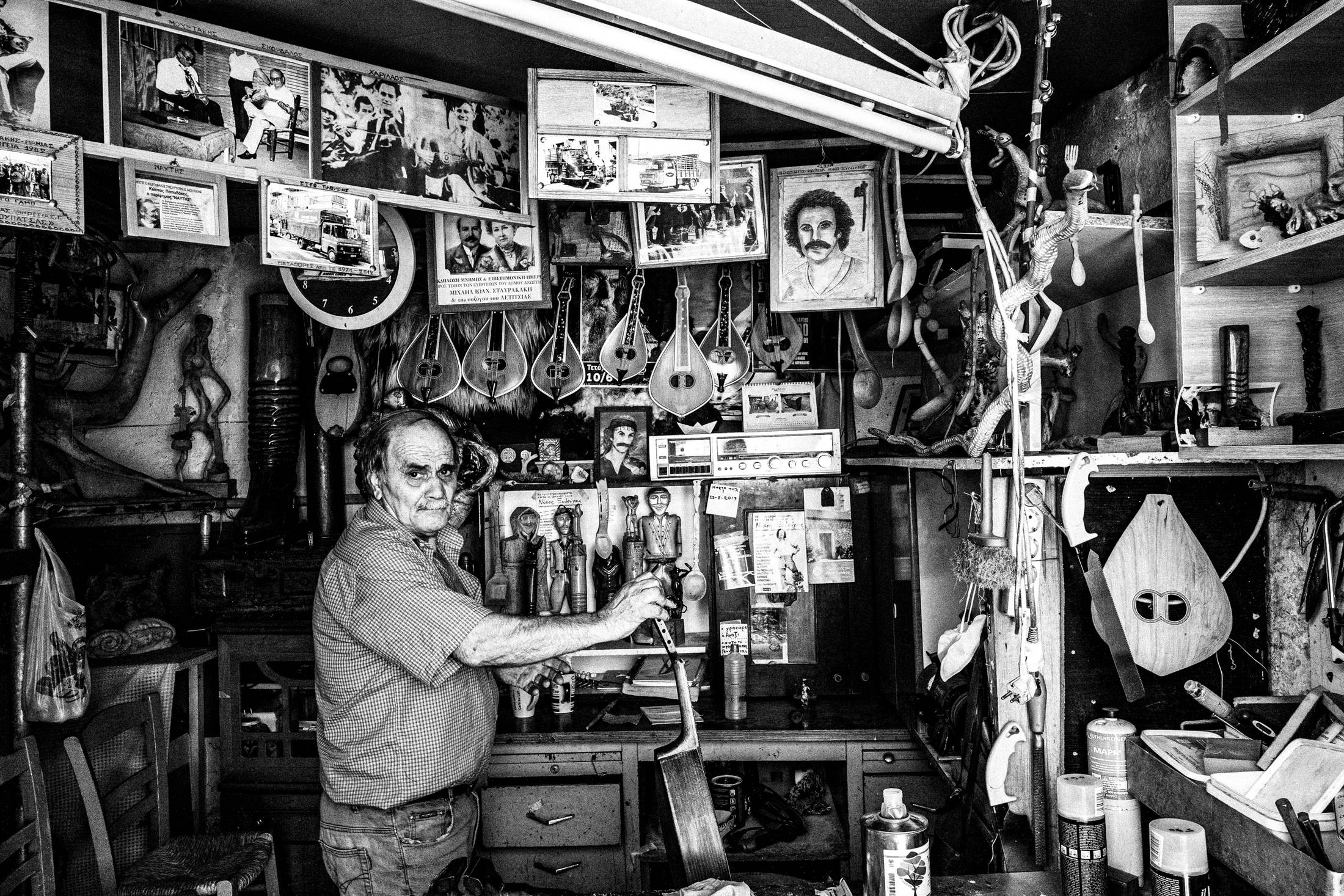 Stefanos in his workshop in Anogia, Rethymnon, Crete, by photographer George Tatakis