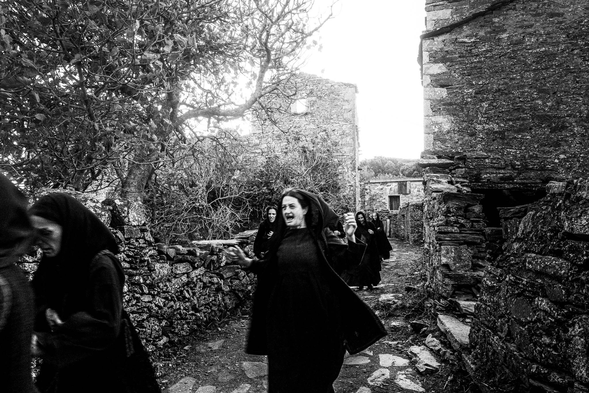 Rage against Fonissa. Black and white photography by George Tatakis during the filming of 'Φόνισσα'(Fonissa).