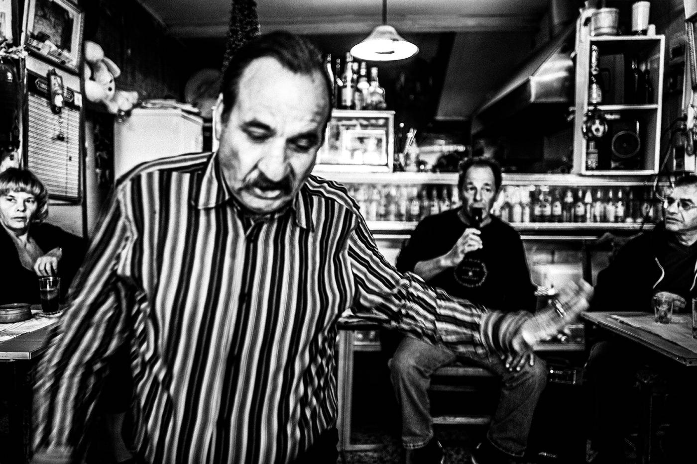 Χορός στο καφενείο Θεόκλητος - Ένα κρυμμένο στολίδι στον Πειραιά, Ελλάδα. Ασπρόμαυρη φωτογραφία του Γιώργου Τατάκη