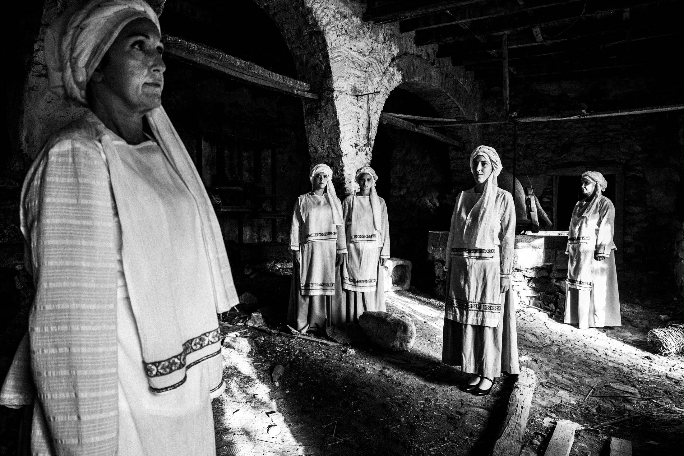 Νήσος Χίος: Εξερευνώντας τη Γοητεία των Ενδυμασιών, του Γιώργου Τατάκη
