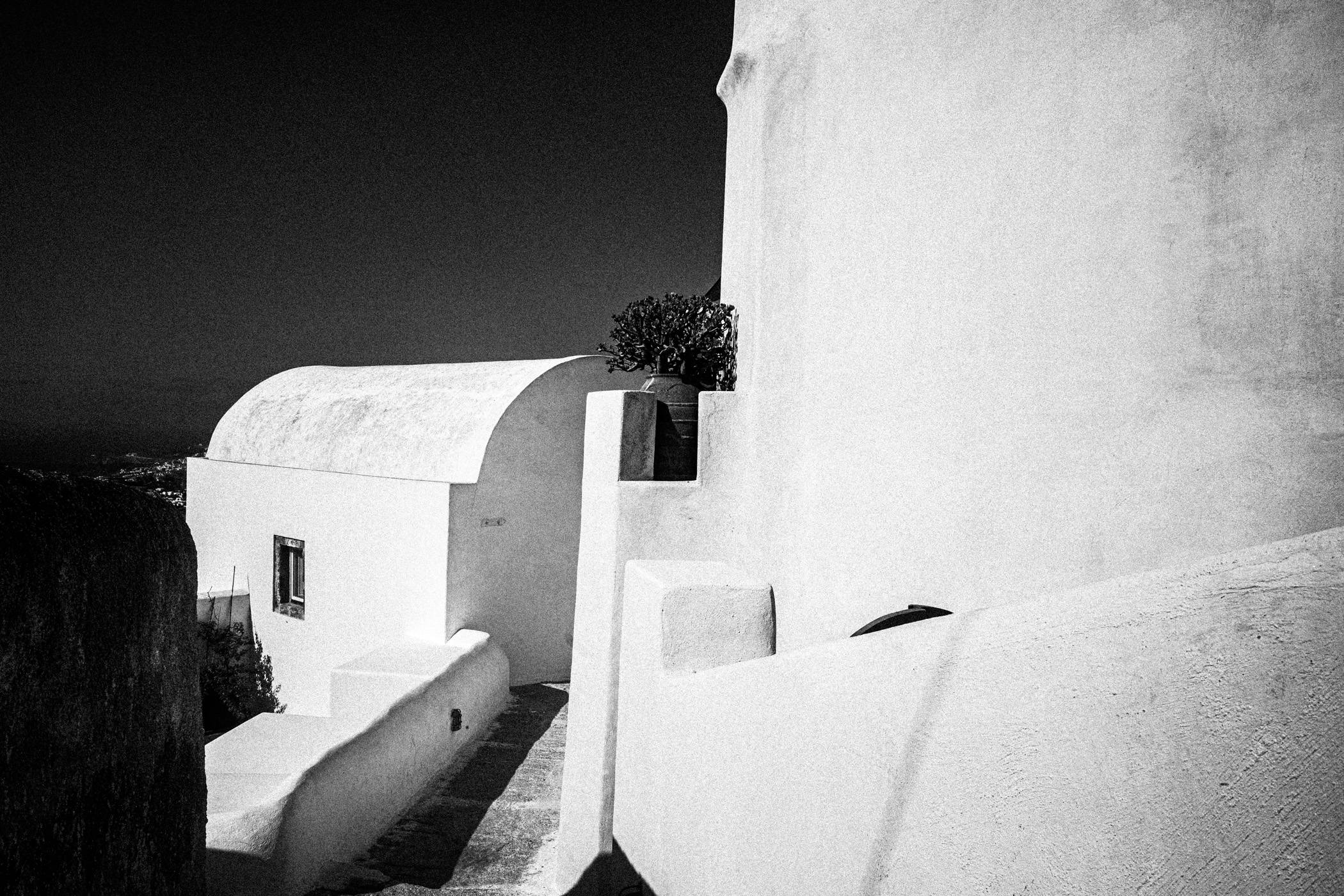 Chorōs on Santorini. Black and white photographic project from Greece, by awarded photographer George Tatakis