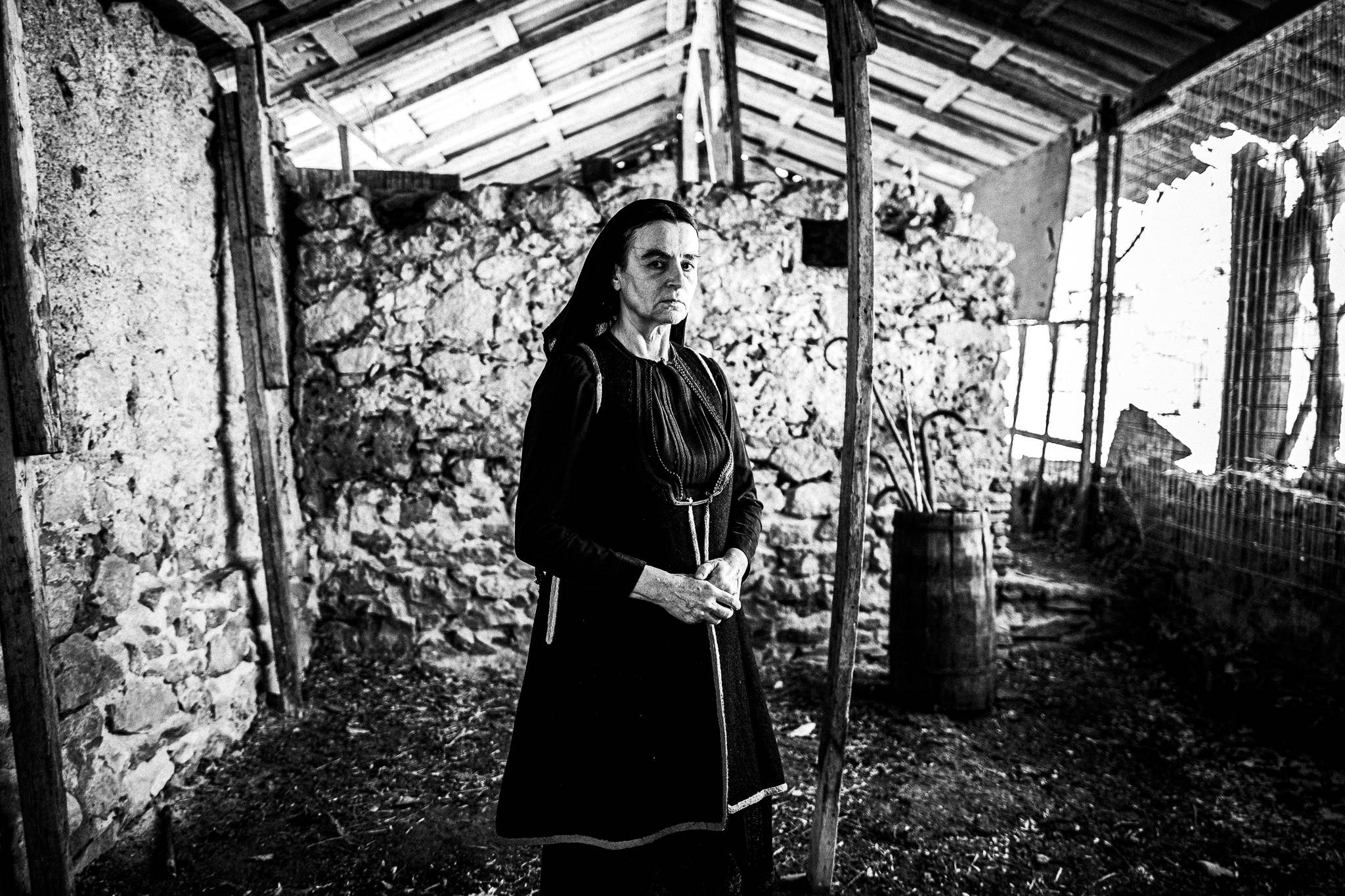 Meeting Karyofillia Karabetis. Black and white photography by George Tatakis during the filming of 'Φόνισσα'(Fonissa).