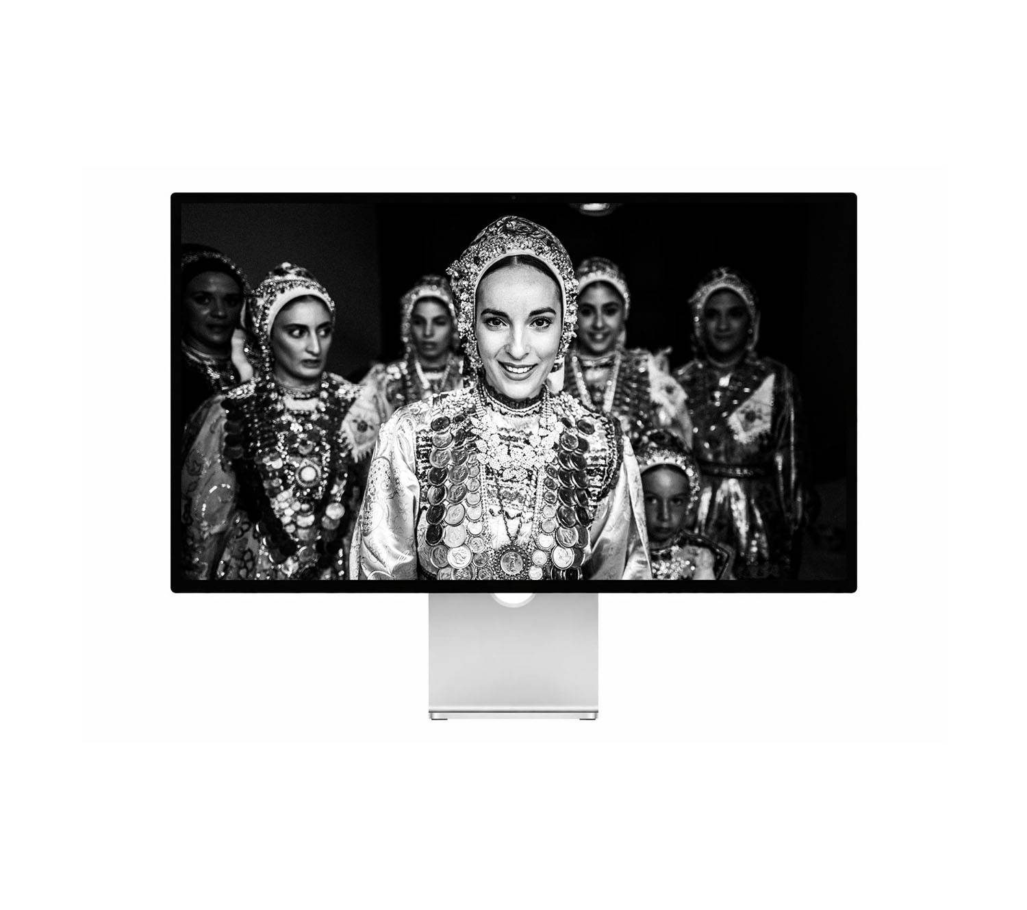 Apple Studio Display που προβάλλει ασπρόμαυρη φωτογραφία του Γιώργου Τατάκη