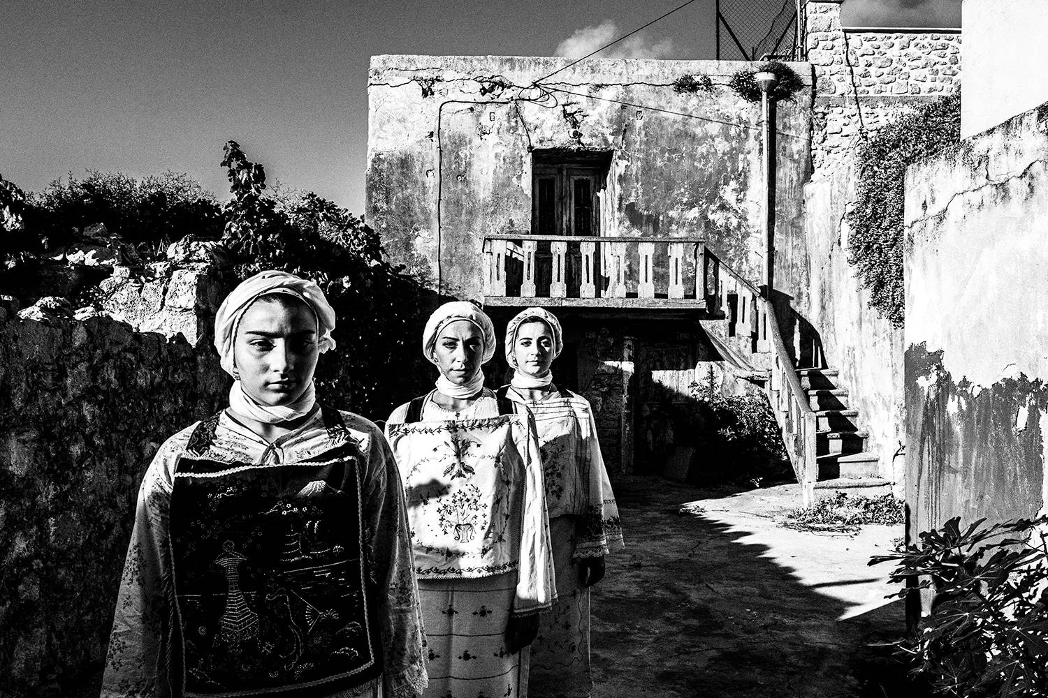 Νήσος Χίος: Εξερευνώντας τη Γοητεία των Ενδυμασιών, του Γιώργου Τατάκη