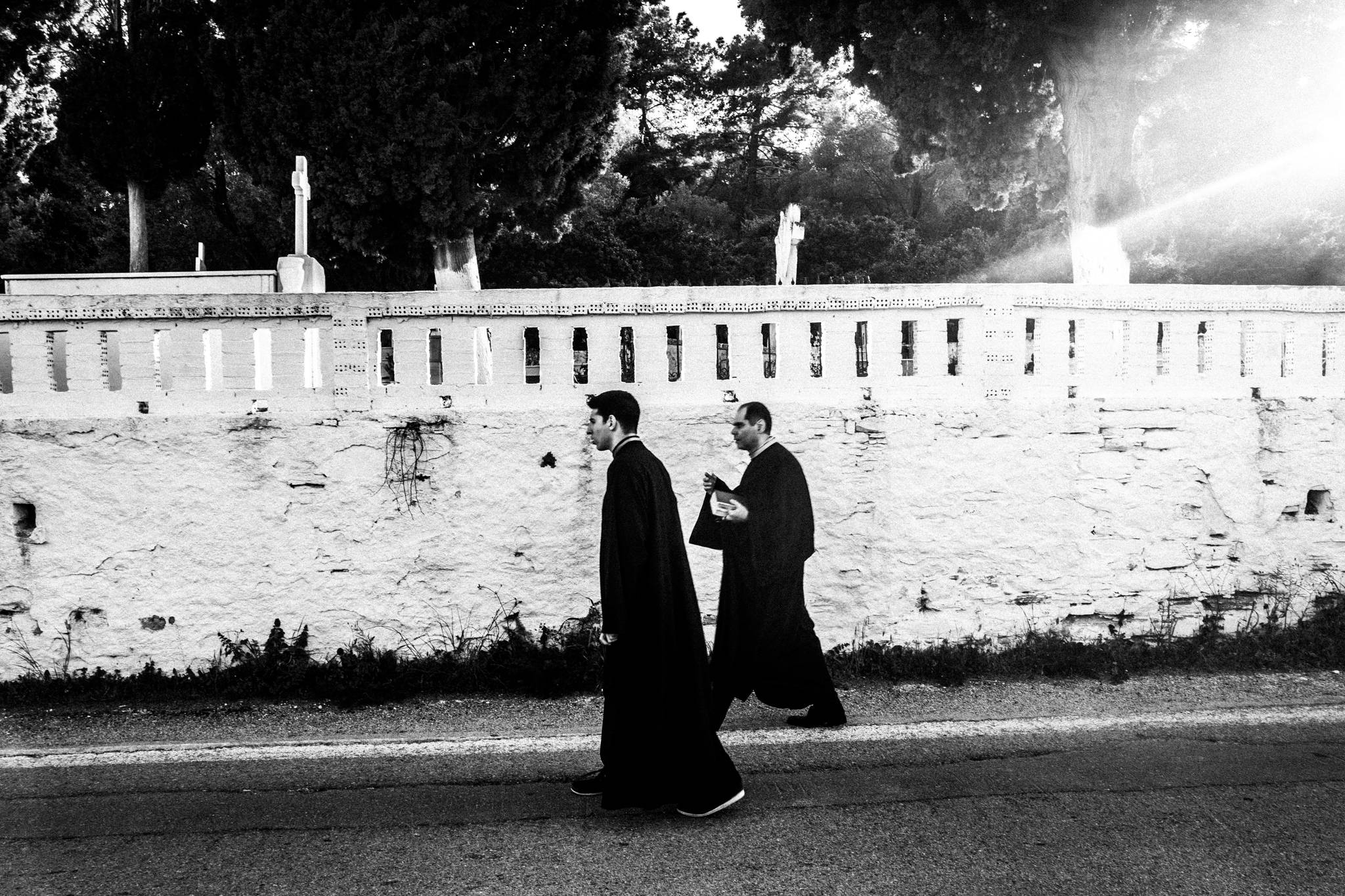 Χίος: Εικαστικό ταξίδι στις πασχαλινές παραδόσεις και τον ρουκετοπόλεμο στον Βροντάδο. Του Γιώργου Τατάκη