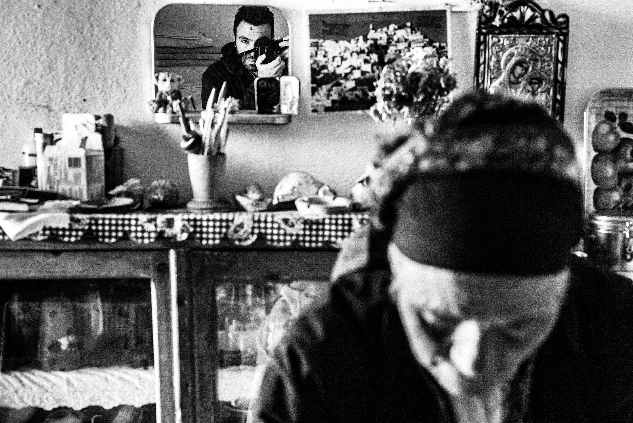 Ο Γιώργος Τατάκης κρατά την κάμερά του σε αποστολή