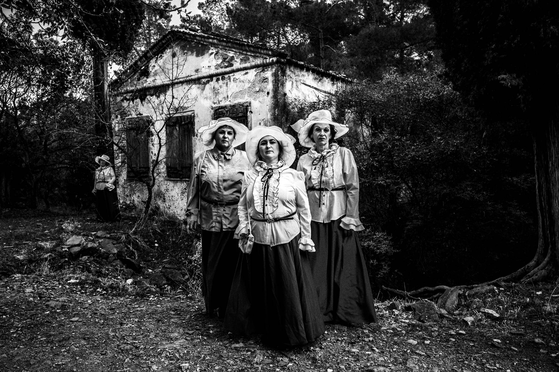 Νήσος Χίος: Εξερευνώντας τη Γοητεία των Ενδυμασιών, του Γιώργου Τατάκη