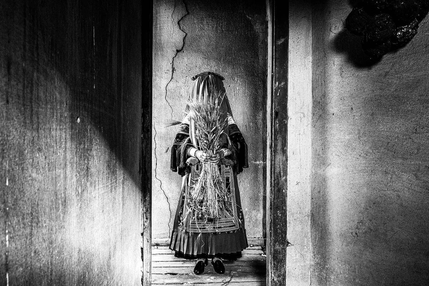 Μια νύφη Καραγκούνα που κρατά ένα μπουκέτο με σιτάρι στο Γλίνο, Τρίκαλα, Θεσσαλία, Ελλάδα. Ασπρόμαυρη φωτογραφία του Γιώργου Τατάκη