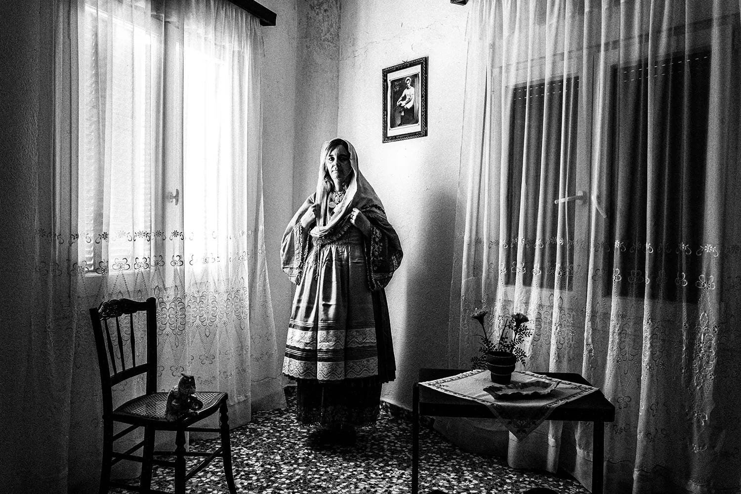 Μια ηλικιωμένη γυναίκα με το τοπικό λαογραφικό φόρεμα του Τρίκερι, Θεσσαλία, Ελλάδα. Ασπρόμαυρη φωτογραφία του Γιώργου Τατάκη